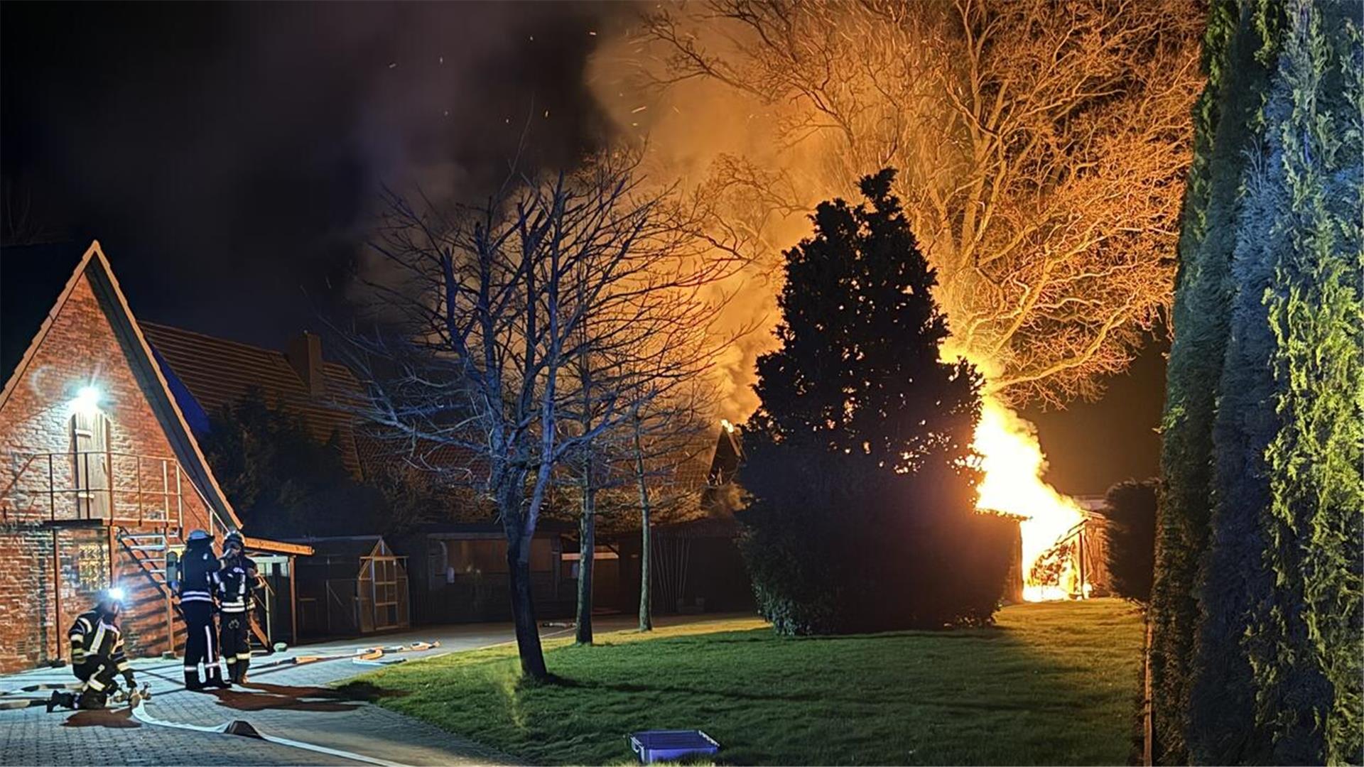 Feuerwehrleute löschen die Flammen eines Brandes. In Heeslingen hat ein Schuppen gebrannt. Die Feuerwehr verhinderte ein Übergreifen der Flammen.