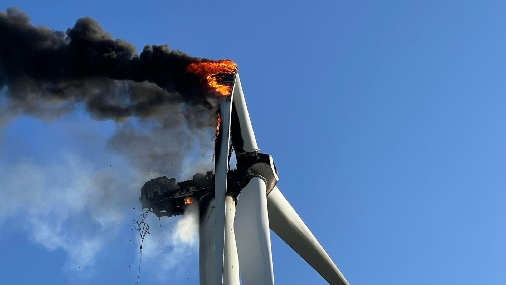 In Iselersheim ist am Donnerstagabend eine Windkraftanlage in Brand geraten. Die Feuerwehren kamen nicht an den Brandherd heran.