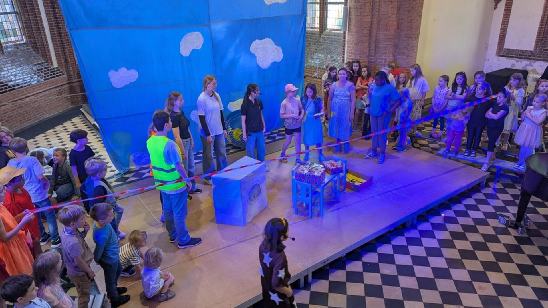 In Rolf Zuckowskis Musical „Der kleine Tag“ standen in der Christuskirche rund 70 Kinder auf der Bühne.