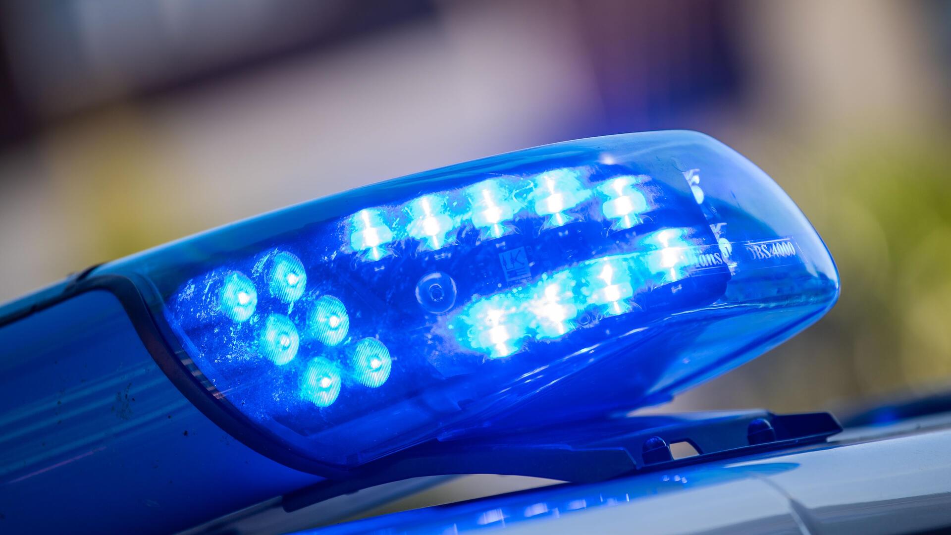  Ein Blaulicht ist auf dem Dach eines Polizeifahrzeugs zu sehen. 