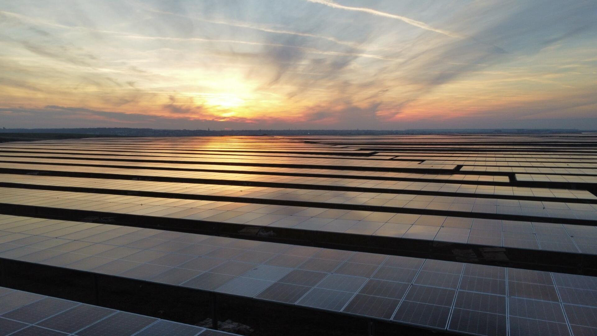 Solarmodule reflektieren die untergehende Sonne.