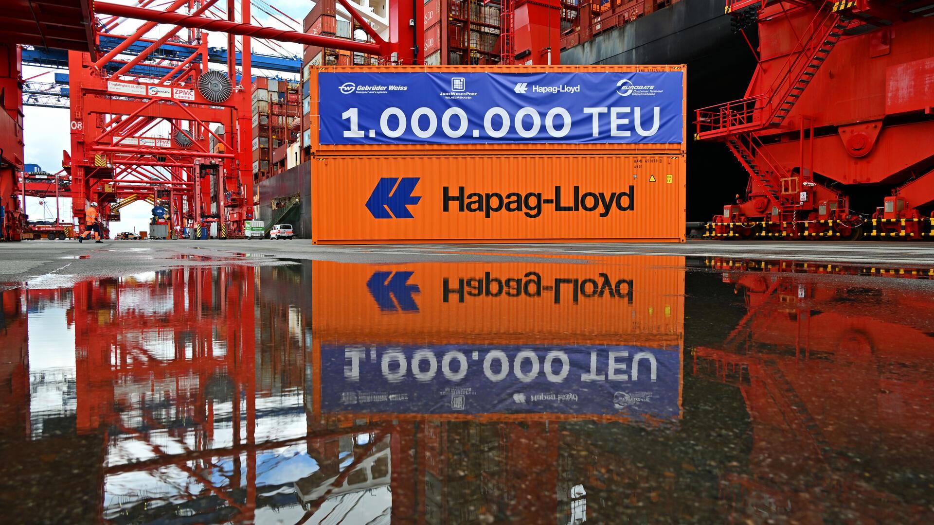 Zwei Container der Reederei Hapag-Lloyd stehen in einem Hafen
