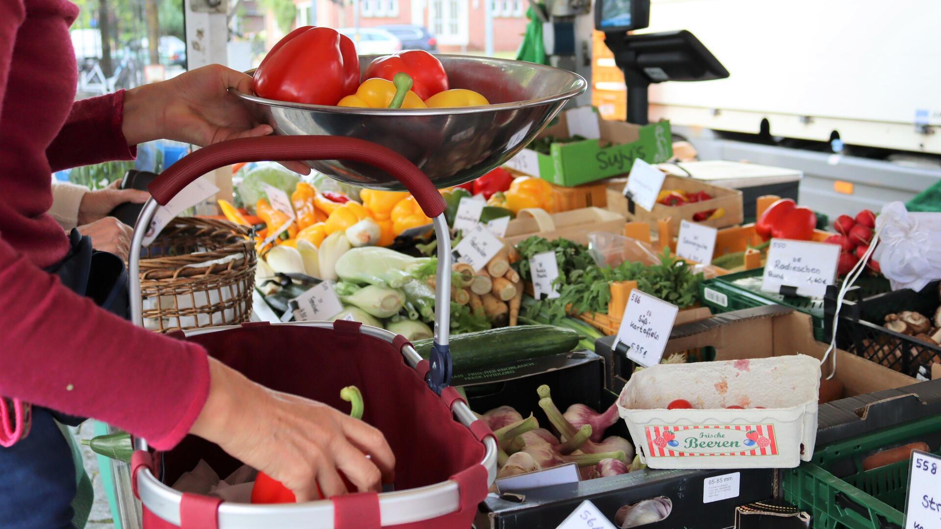 Obst- und Gemüsestand auf dem Wochenmarkt