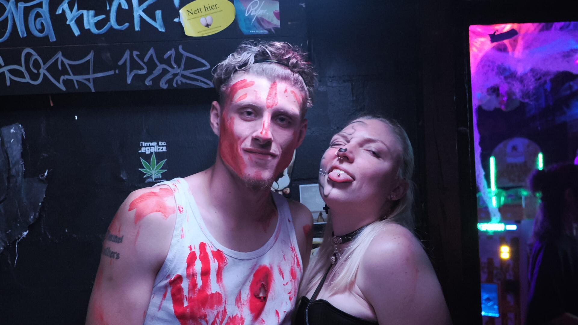 Zwei verkleidete Personen posieren für die Kamera.