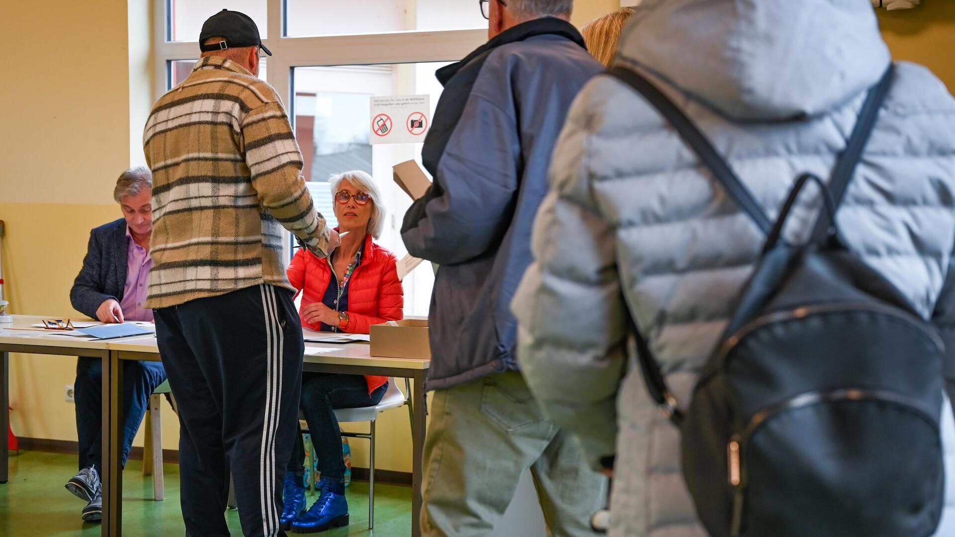 In den Wahllokalen war viel los. Die Wahlbeteiligung stieg in Bremerhaven auf 71,1 Prozent. Bei der Bundestagswahl 2021 lag sie bei knapp 64 Prozent.