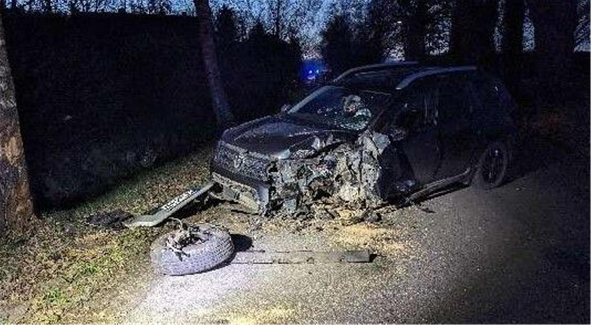 ein Auto liegt nach einem Unfall auf der Straße.