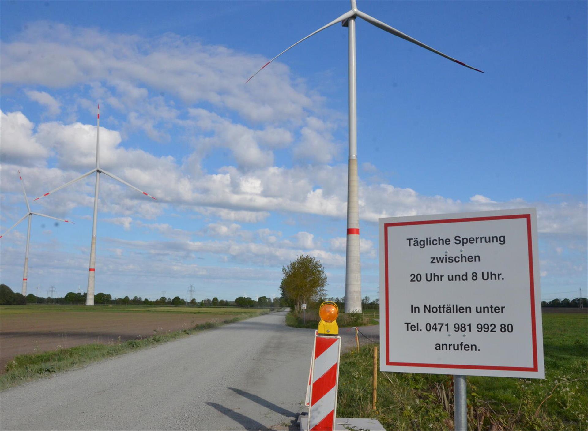 In den kommenden Tagen wird an der Gemeindestraße eine Schranke aufgestellt. Diese bleibt zwischen 20 Uhr und 8 Uhr in der Nacht geschlossen. Tagsüber wird die nah am Weg stehende Windkraftanlage abgestellt.