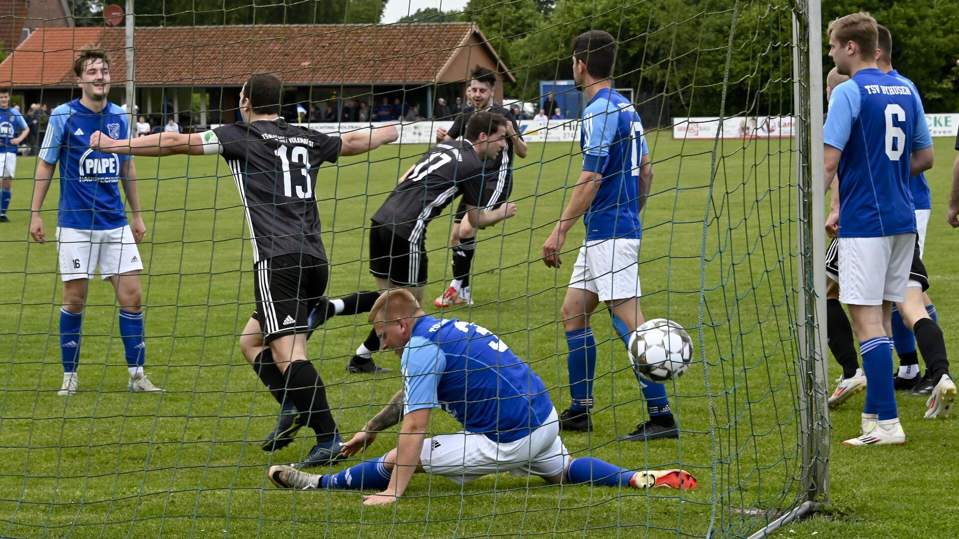 In der 19. Minute bog der TSV Basdahl/Volkmarst bei Meister TSV Byhusen auf die Siegerstraße ein: Niklas Roloff (Nr. 17) dreht jubelnd ab, nachdem er eine Suhr-Ecke per Kopf zum 1:0 verwandelt hat.
