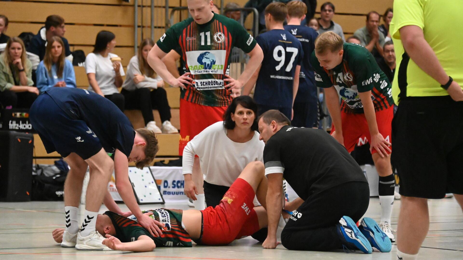 In der 5. Minute hatte sich David Meinke am Knie verletzt; schwer, wie sich jetzt herausgestellt hat.