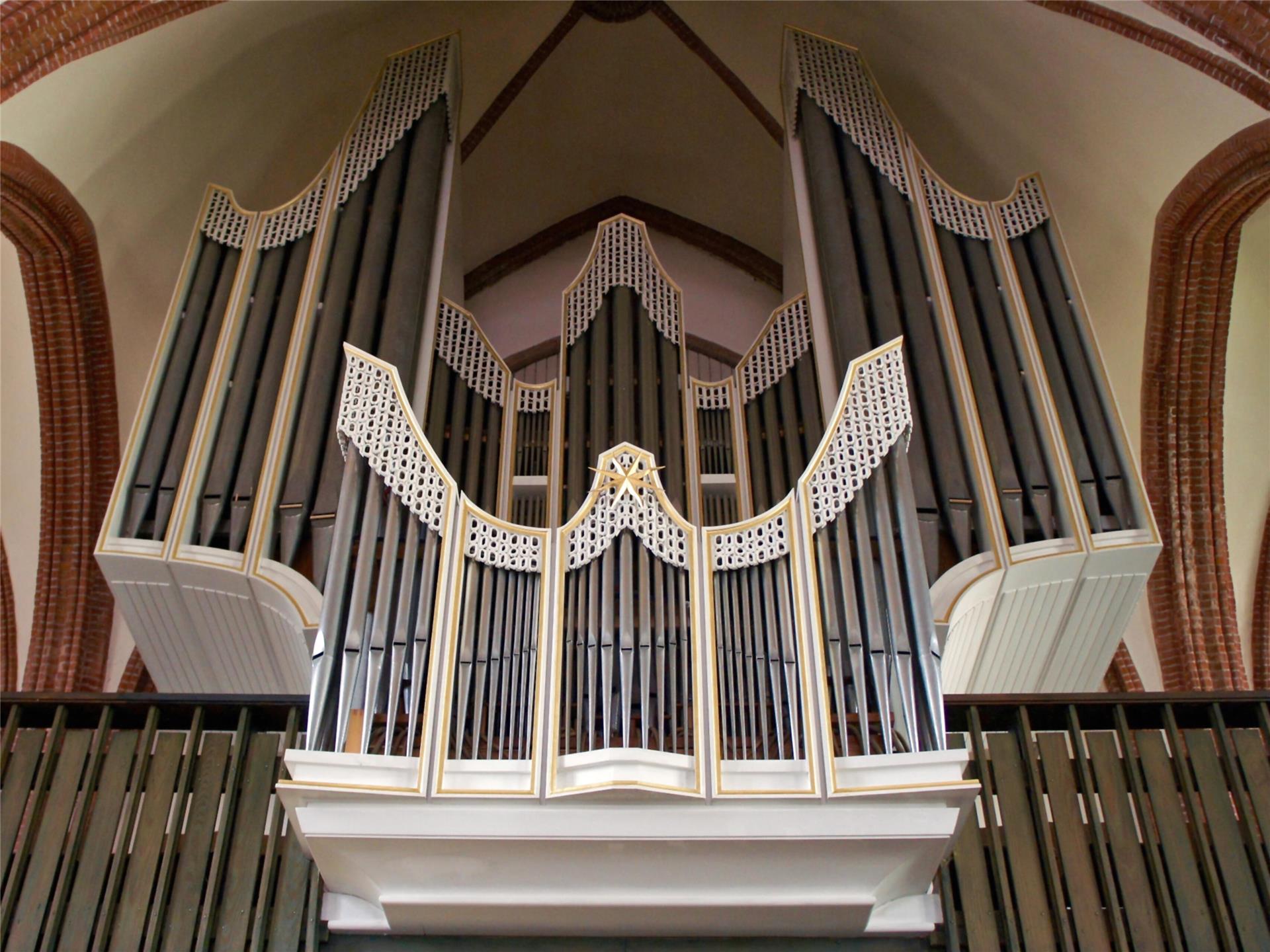 Eine Orgel in einer Kirche. 