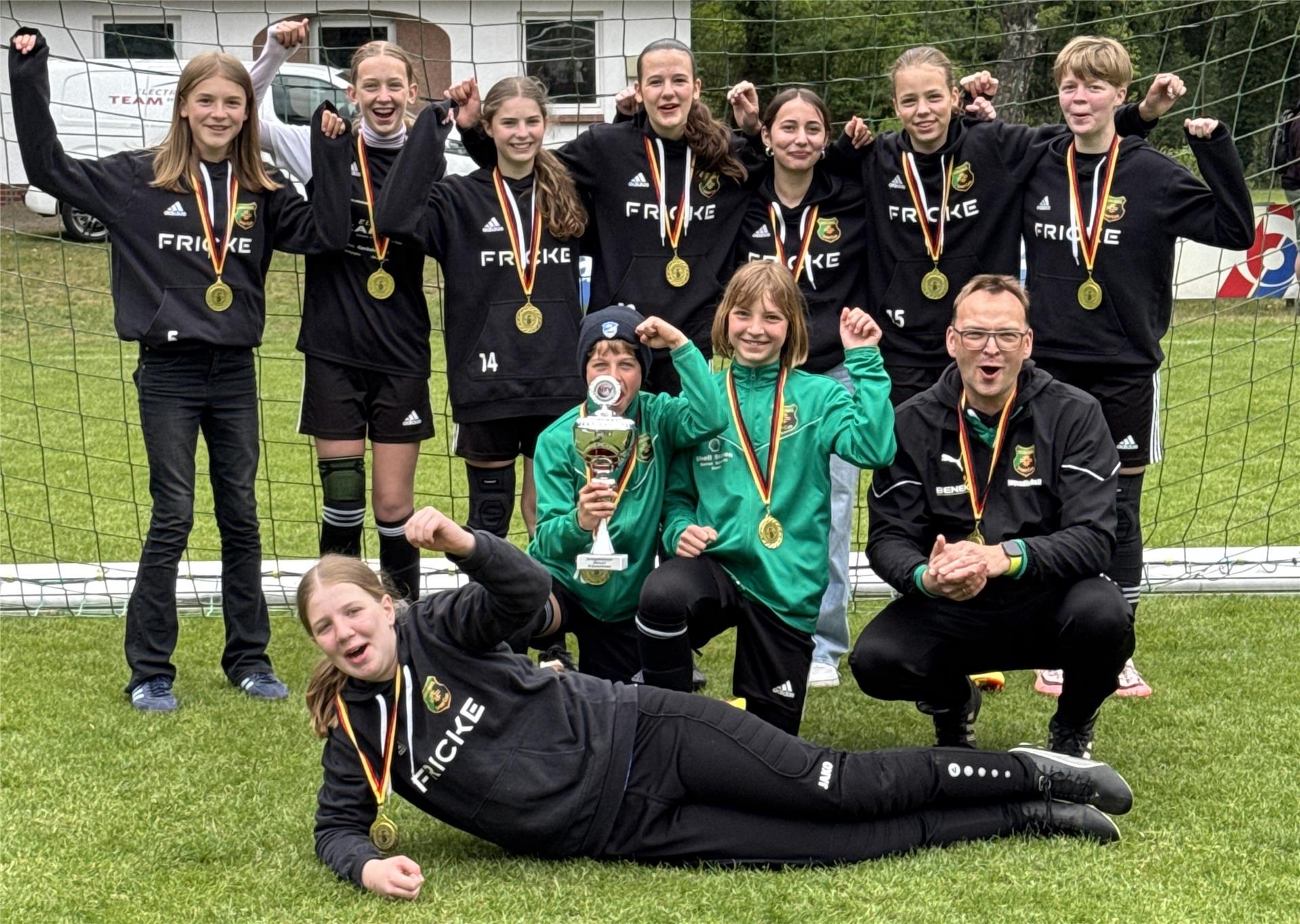 Heeslingerinnen sichern sich zwei Titel beim Pokaltag der Juniorinnen In der D-Jugend (U12/U13) holten sich erneut die Spielerinnen des Heeslinger SC den Titel und sicherten sich ebenfalls das Double.