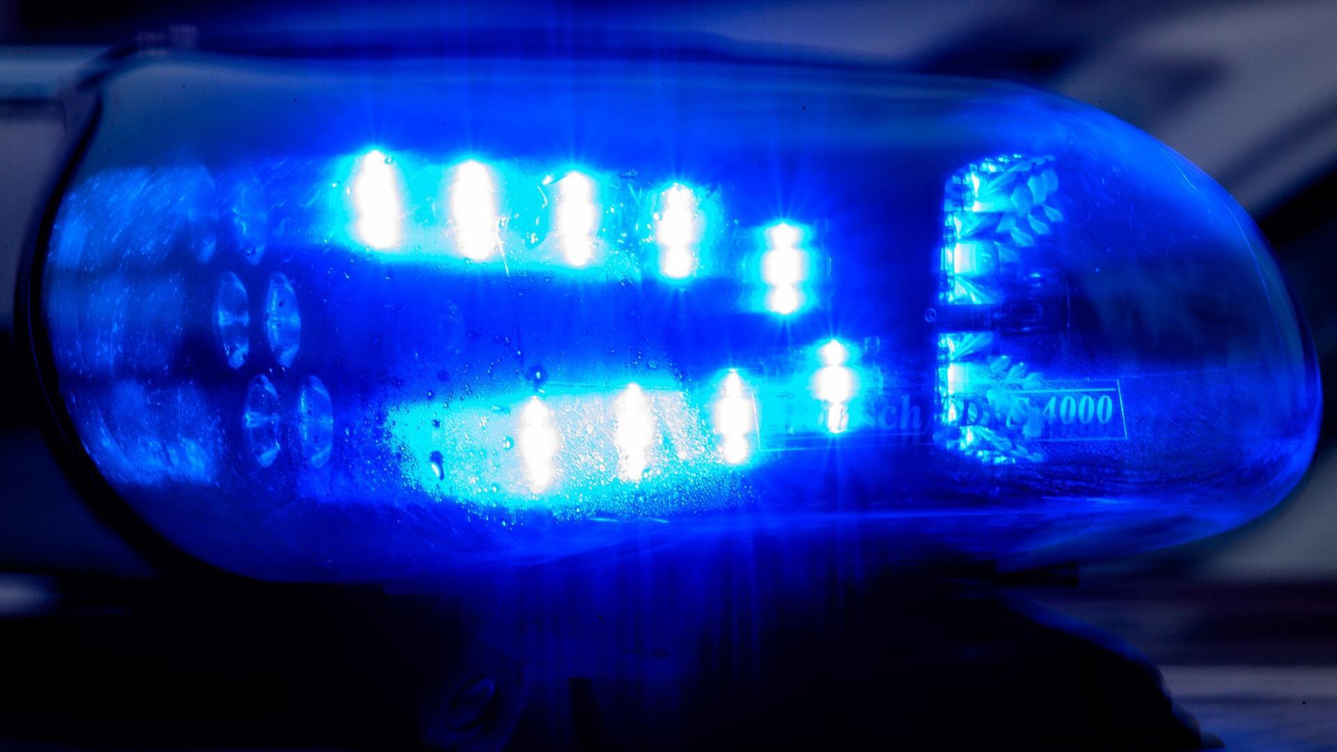 Blaulicht Polizei. In der Heinrichstraße kam es zu einem Einbruch in eine Wohnung – die Täter erbeuteten Schmuck und Bargeld. Die Polizei bittet um Hinweise.