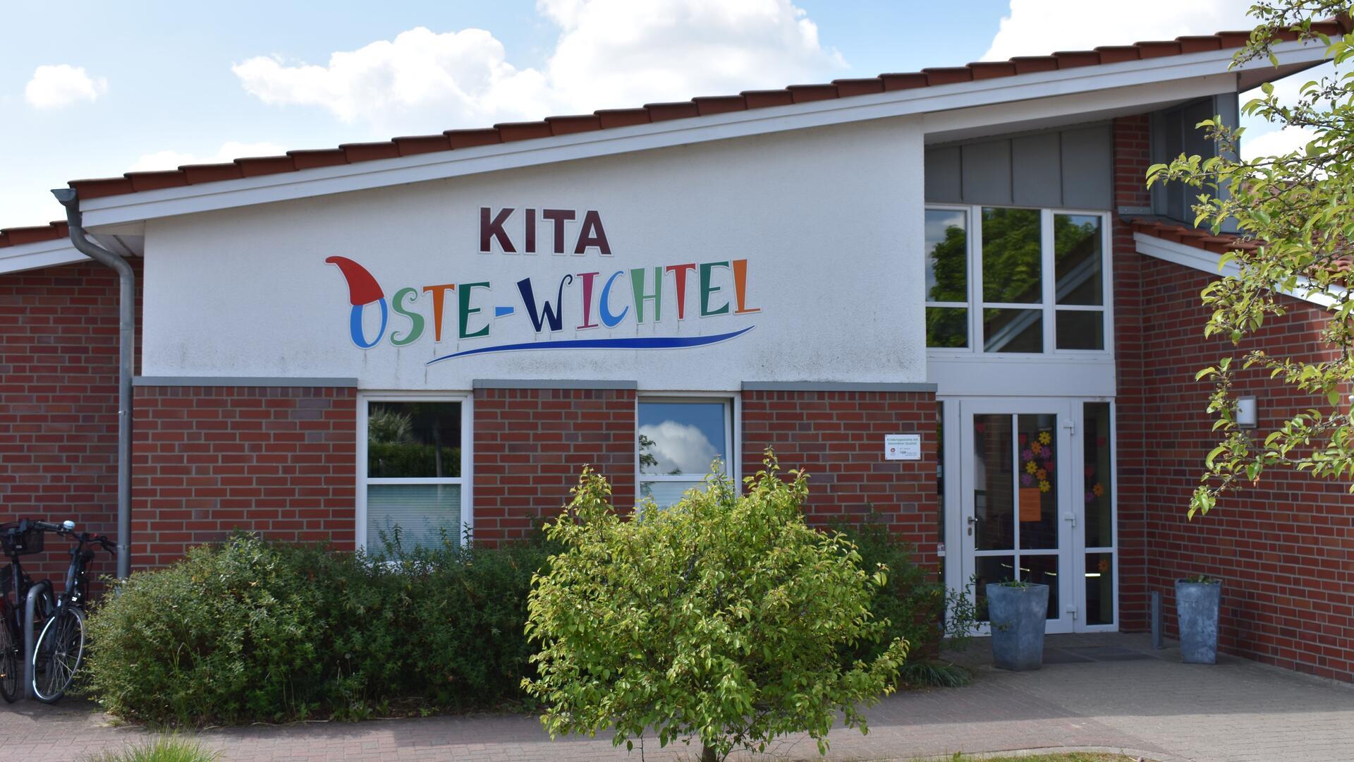 Ein Gebäude mit der Aufschrift Kita Oste-Wichtel