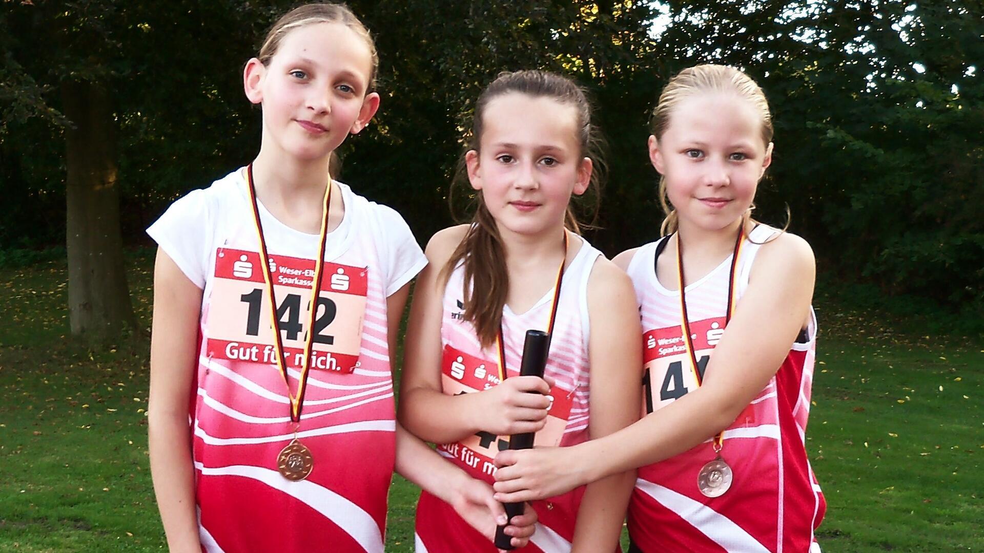 In der Landesbestenliste auf Platz 1 über 3 x 800 Meter: Die Bremervörderinnen Fine Lott (von links), Ema Salkic und Josephine Herzog.
