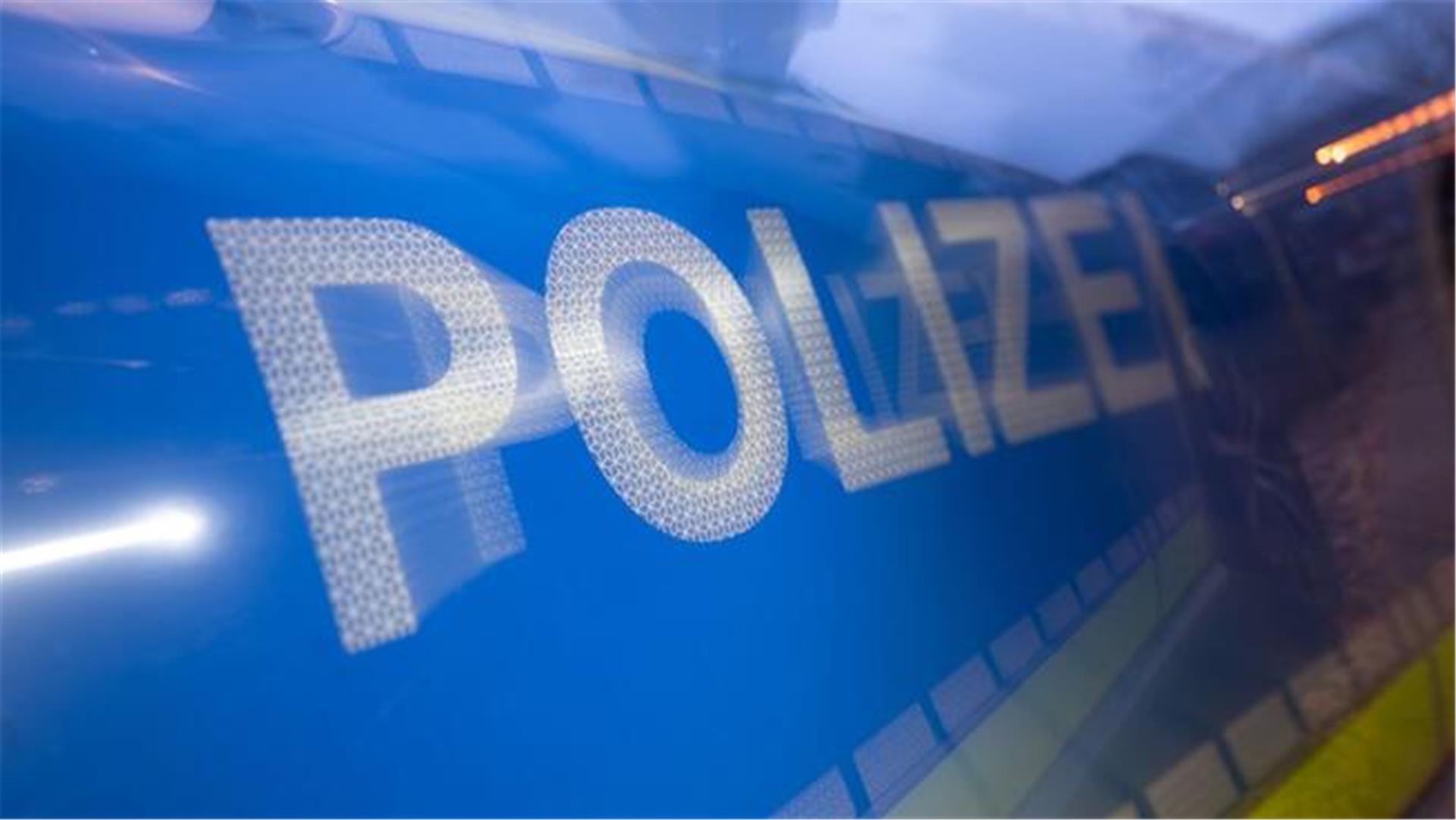Das Wort Polizei auf der Karosserie eines Polizeifahrzeugs. In der Nacht zum 13. März ist in Bremerhaven ein Zigarettenautomat aufgebrochen worden. Die Polizei sucht Zeugen.