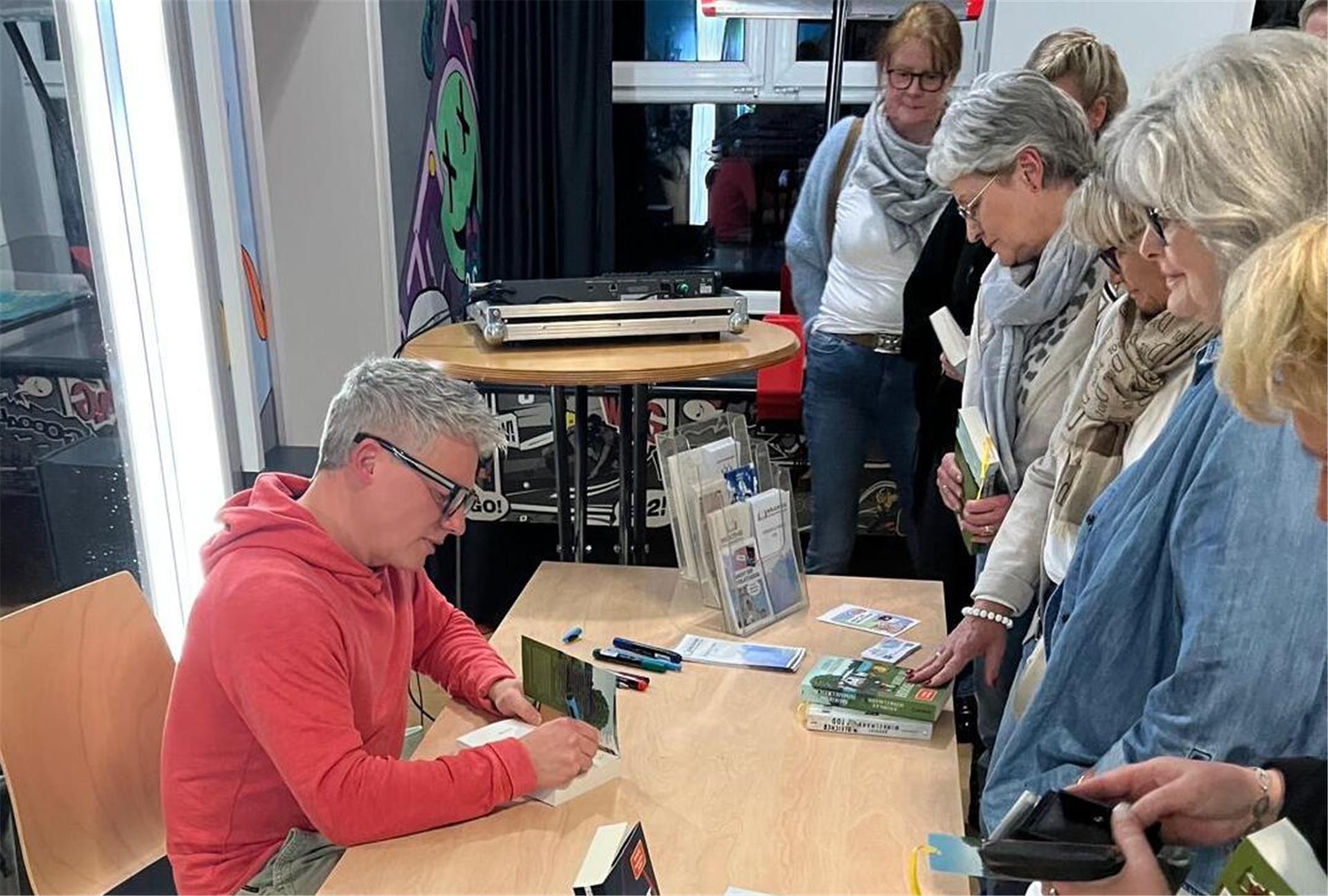 In der Pause signierte Andreas Winkelmann seine Bücher - und es bildete sich schnell eine lange Schlange.