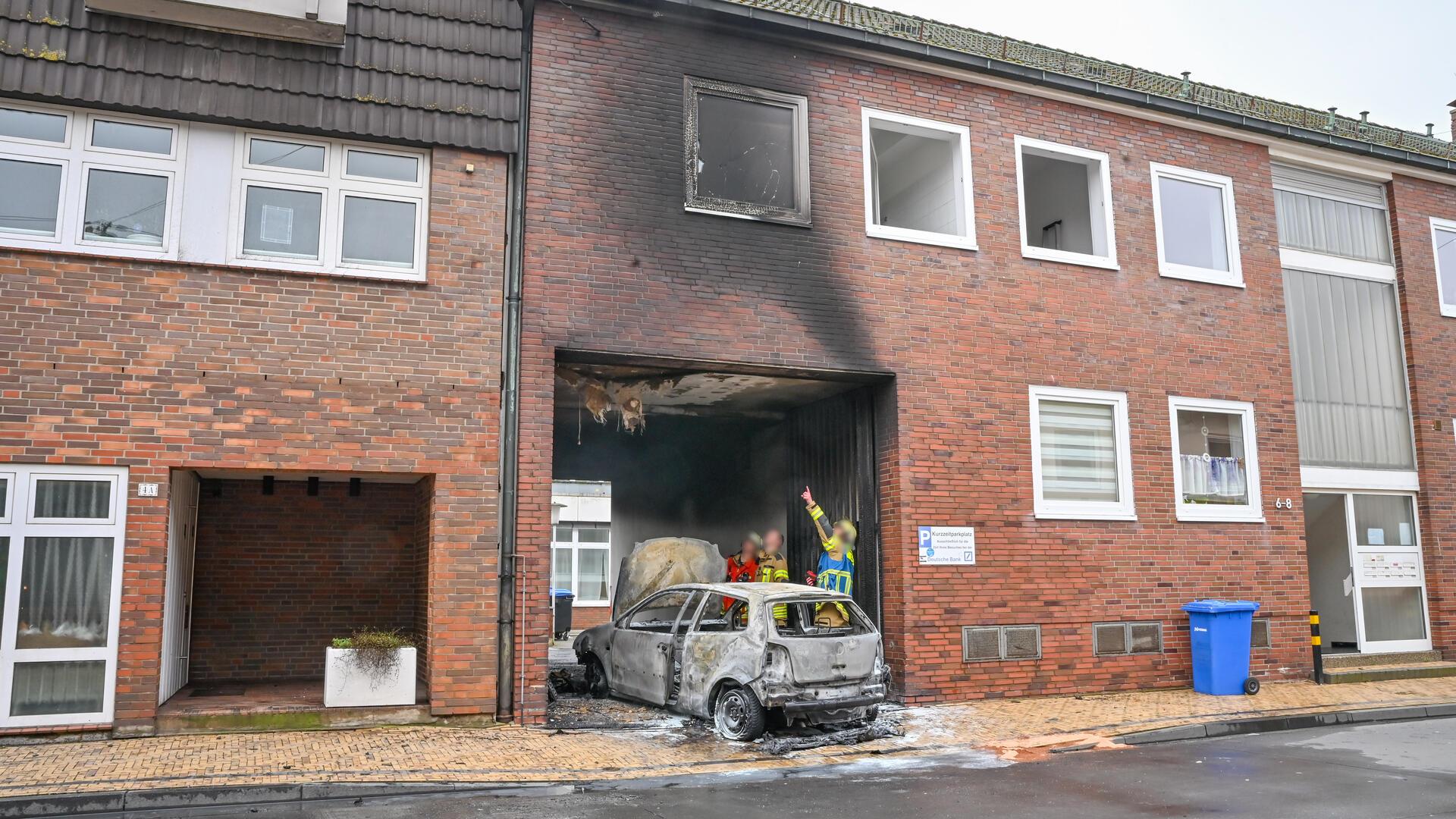In der Schleswiger Straße ist bereits am Freitagmittag ein Auto in Flammen aufgegangen.