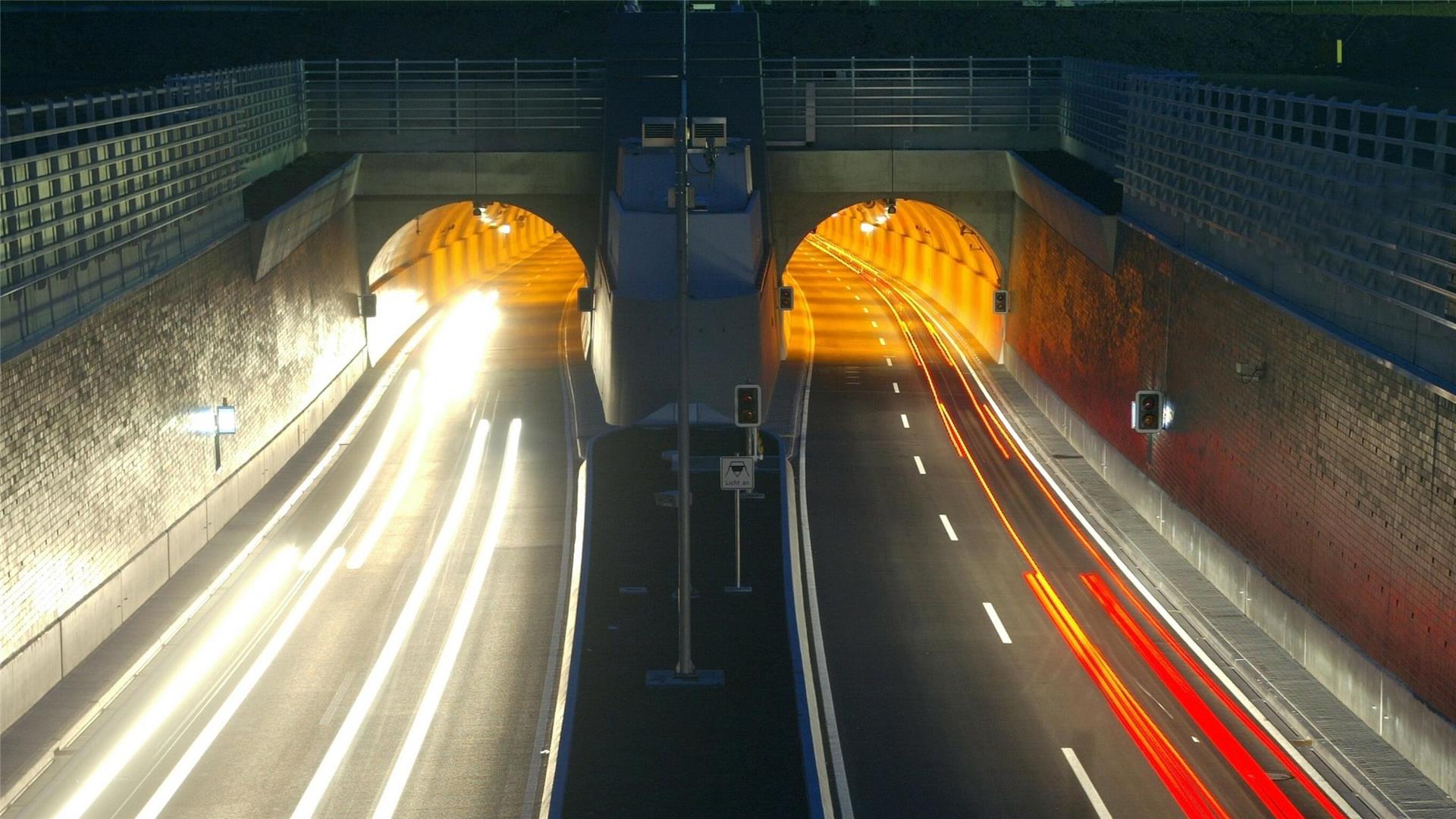 Die beiden Röhren des Wesertunnels zwischen Nordenham und Dedesdorf.