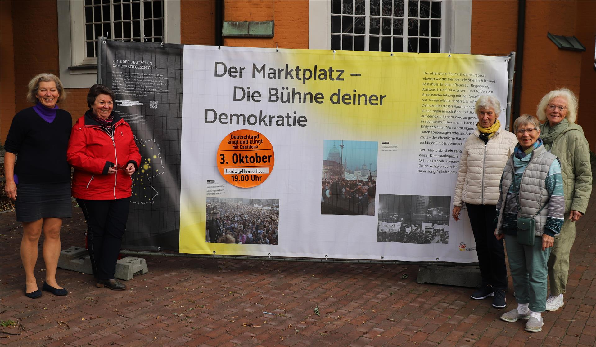 In der vergangenen Woche wurde die Open-Air-Ausstellung „Deine Orte der Demokratiegeschichte “ von Mitgliedern des Bremervörder Chores „Cantilena“ auf dem Bremervörder Rathausmarkt aufgestellt. 