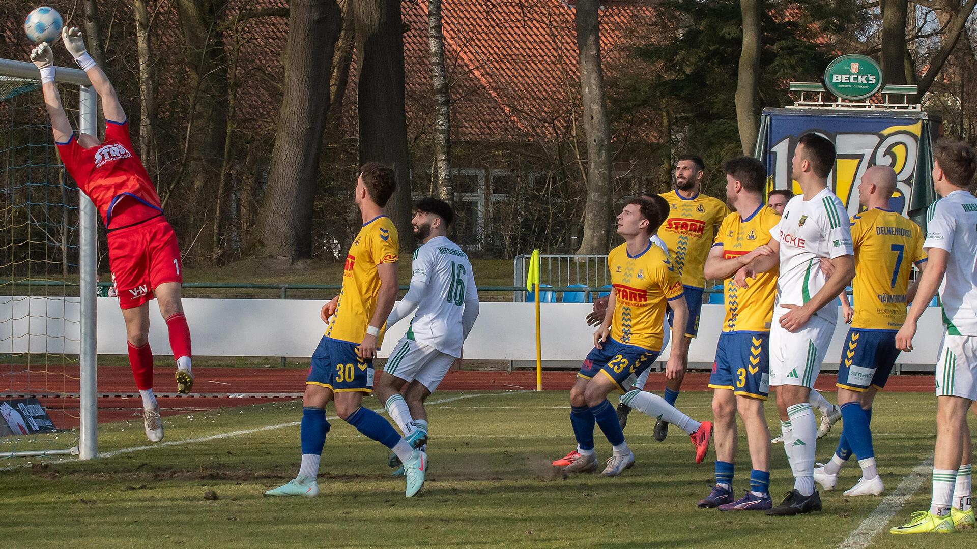 In der zweiten Halbzeit waren die Heeslinger dem Anschlusstreffer denkbar nah. In dieser Szene verhindert Atlas-Keeper Damian Schobert einen möglichen Treffer durch Luca-Rene Althausen.