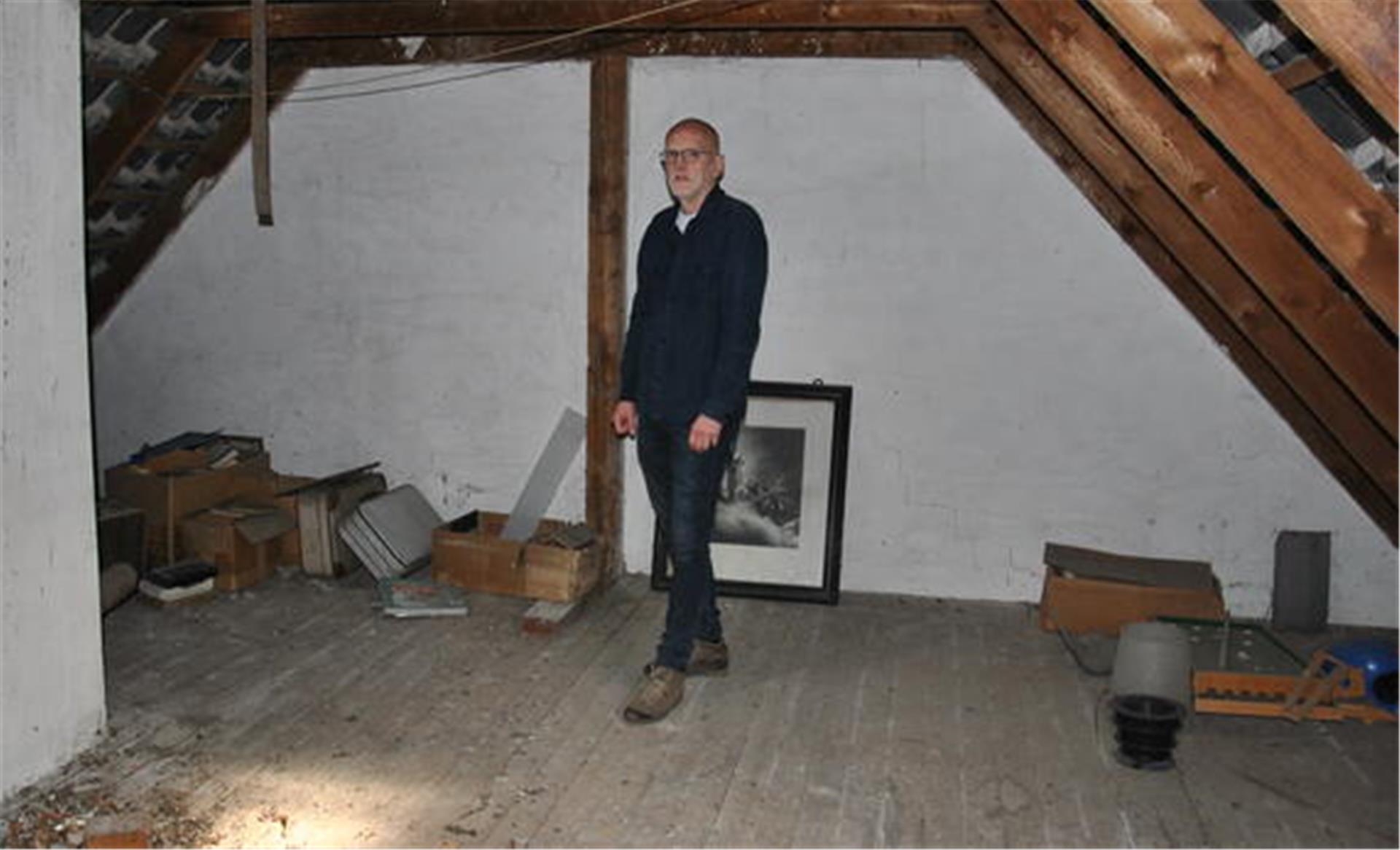 In dieser Ecke auf dem Dachboden des Gemeindehauses in Elsdorf schlummerten jahrelang Briefe von Heimkindern mit versteckten Hilferufen. Pastor Volker Klindworth war damals noch nicht in Elsdorf im Amt, ist aber heute mit der Aufarbeitung beschäftigt.