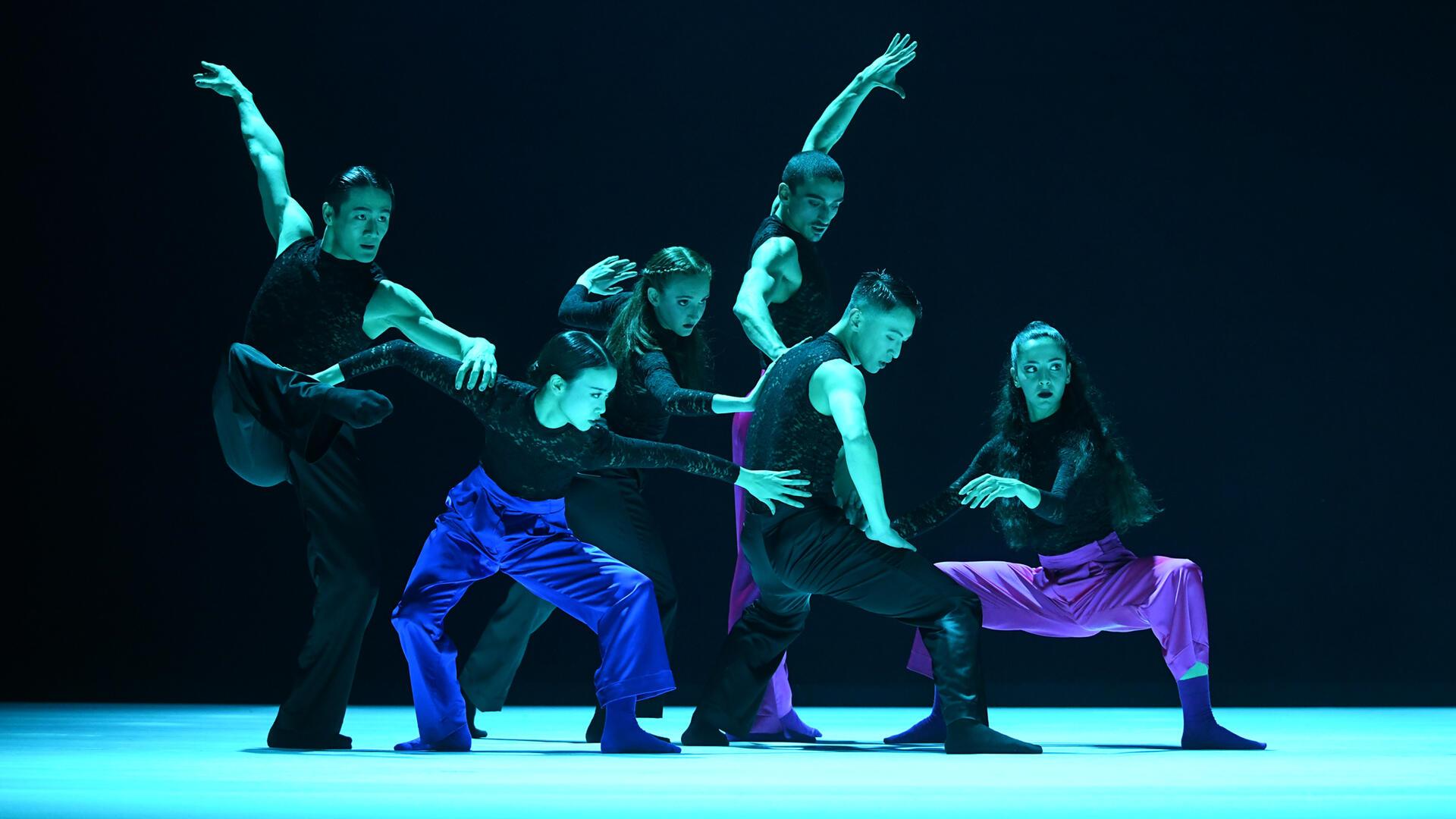 In einander verstrickte Körper, verhedderte Gefühle: Kuang-Yung Chao, Kiko Noguchi, Melissa Festa, Marco Marongiu, Ming-Hung Weng und Rachel Barnier Perlstein in einer Szene der Tanz-Trilogie „Emotions of Dance".