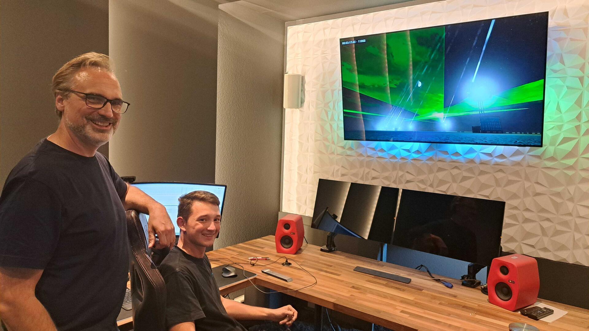 In einem Studio in Buchholz, gleich bei der Autobahn: Boris Bollinger und Azubi gewähren eine ersten Blick auf die Laser-Show in Bremerhaven. 