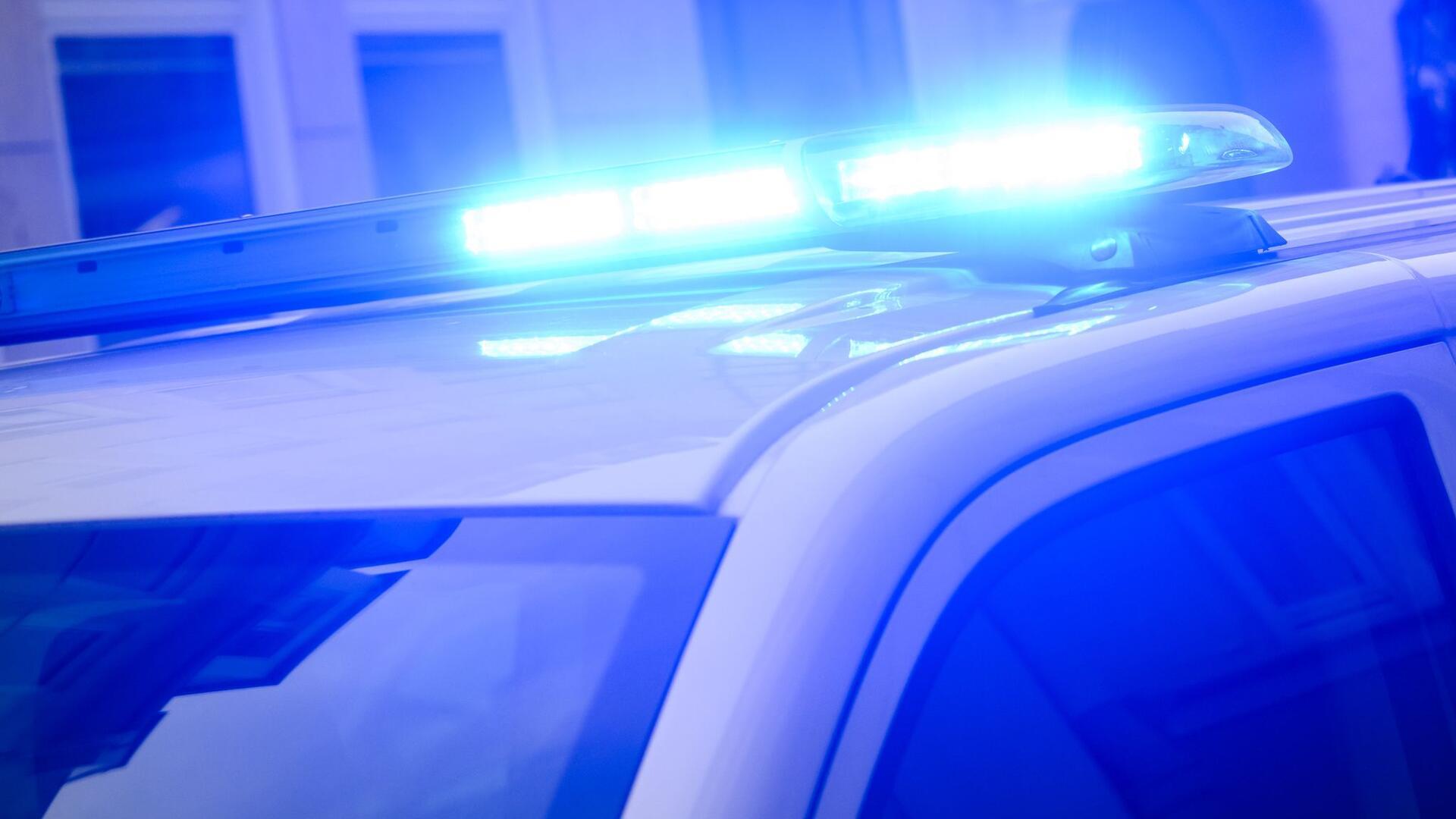 Blaulicht der Polizei. In einem Supermarkt in Bremerhaven-Lehe verhinderten zwei Zeugen die Flucht eines Ladendiebs. Die Polizei lobt ihr beherztes Eingreifen und ihre Zivilcourage.