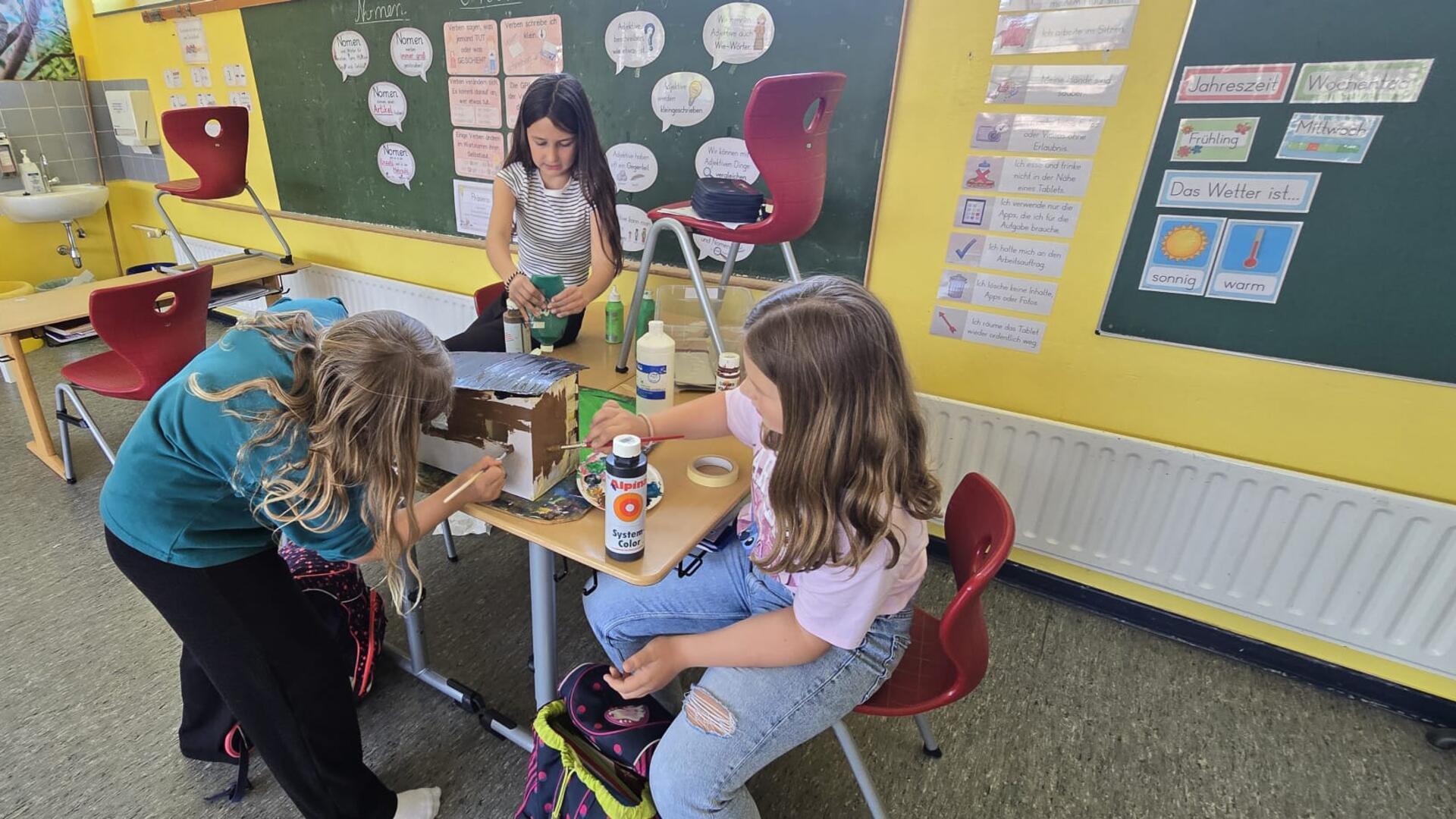 In einer schulischen Kunstförderung bewiesen Schülerinnen und Schüler der 4. Klassen der Oste-Grundschule viel Fantasie, handwerkliches Geschick und Teamgeist.