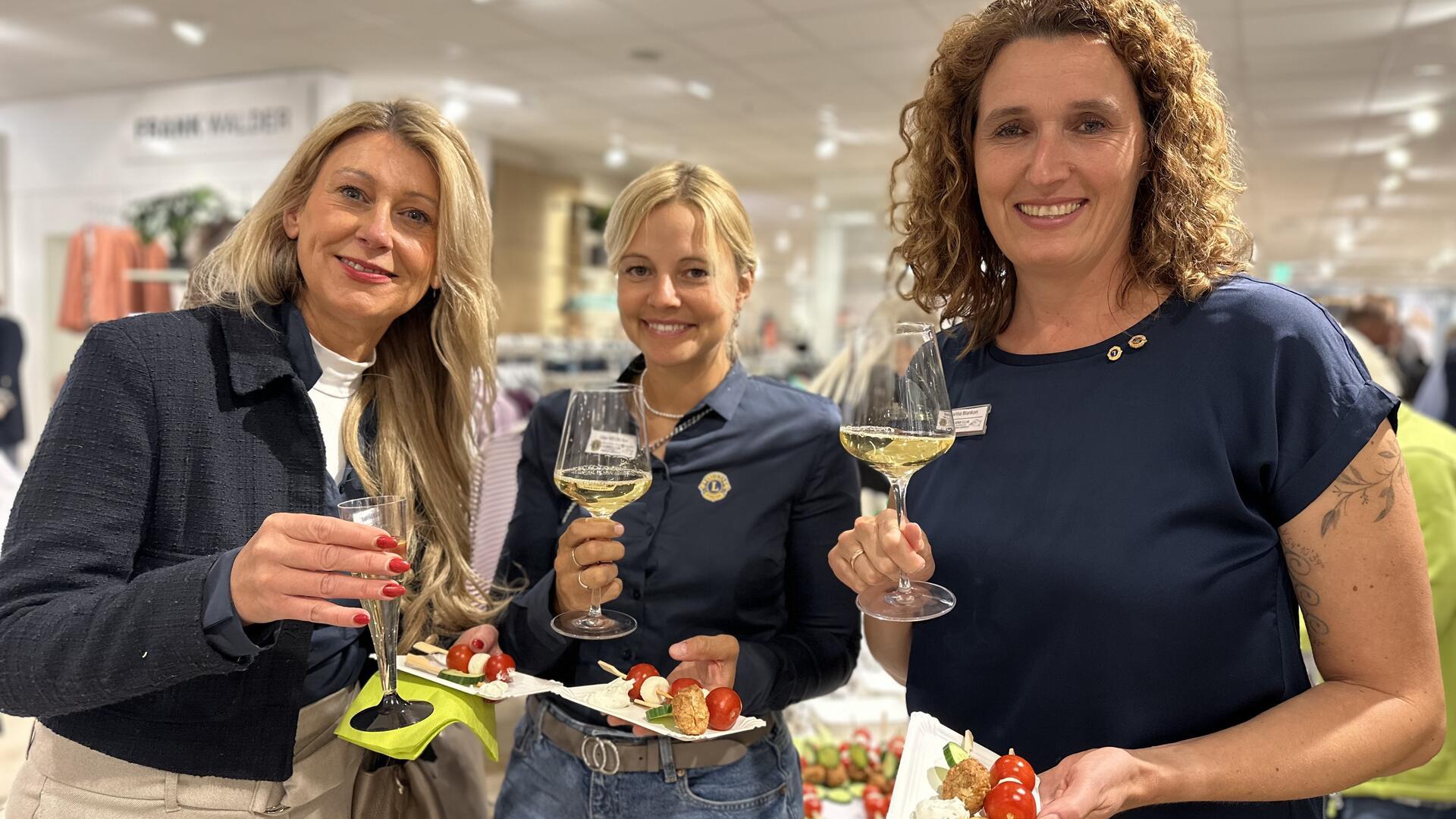 In entspannter Atmosphäre erlebten die Lions-Clubs Bremervörde und Gnarrenburg Hermann-Lamprecht einen exklusiven Shoppingabend bei Mode Steffen. 