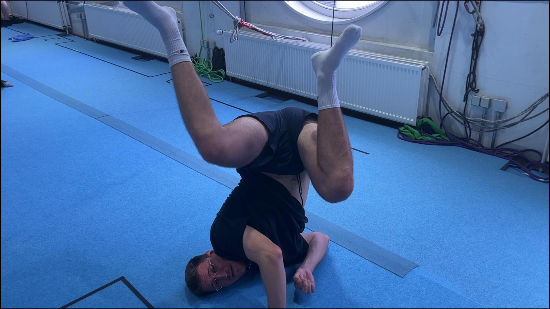 Ein Mann macht einen Kopfstand im Workshop für das Musical-Tarzan.