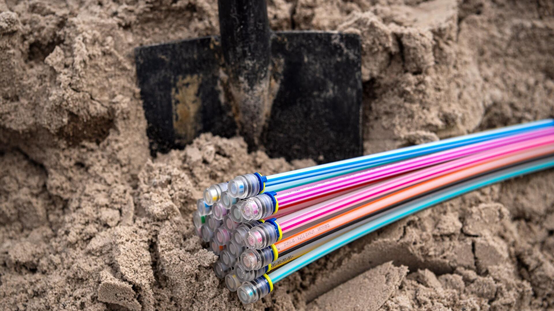 Ein Glasfaseranchluss, viele Kabel. Infoabend und Beratungstage begleiten den Start der Glasfaser-Vermarktung in Gnarrenburg. Ab 1. September können Haushalte den kostenlosen Anschluss beantragen.