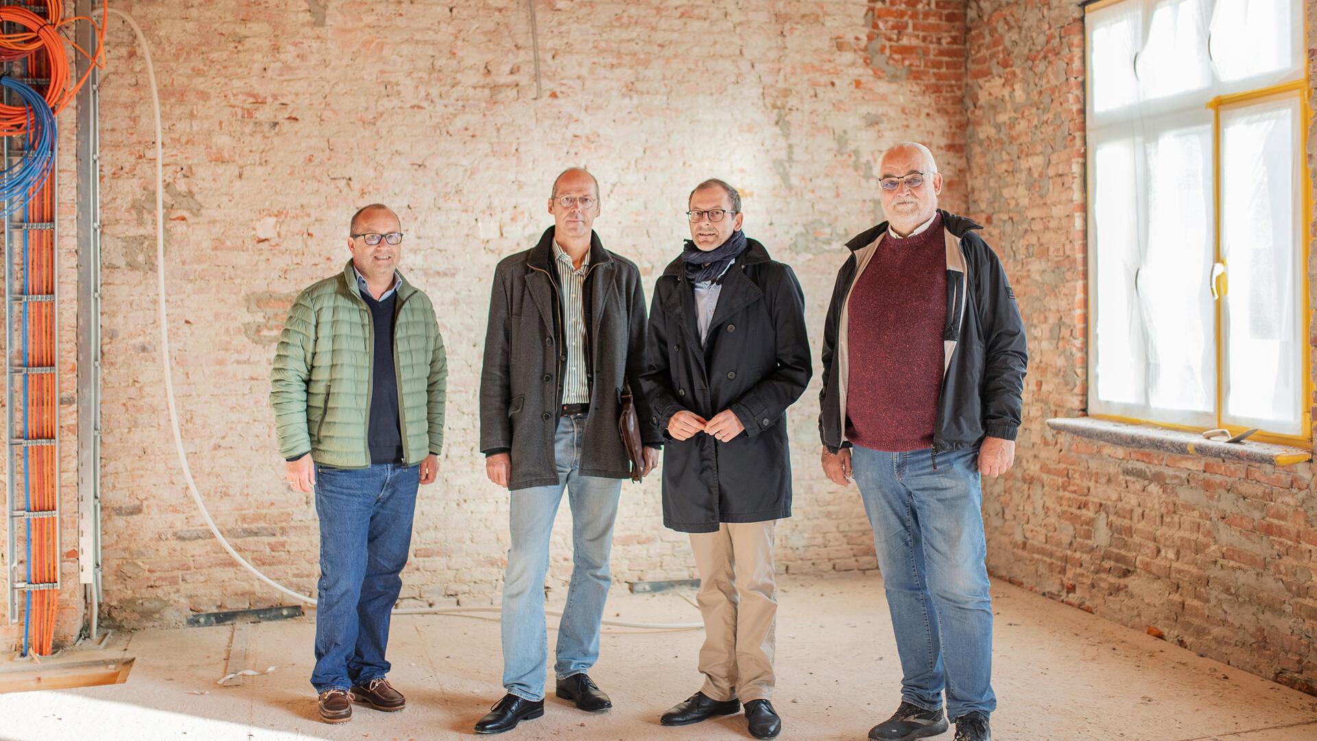 Informieren sich über das Quartiersbildungszentrum in der Goethestraße, in dem gerade der Innenausbau läuft (v. li.:) stellvertretender Amtsleiter Robert Reichstein, Bildungssenator Mark Rackles, Stadtrat Martin Günthner und Sanierer Rolf Thörner.