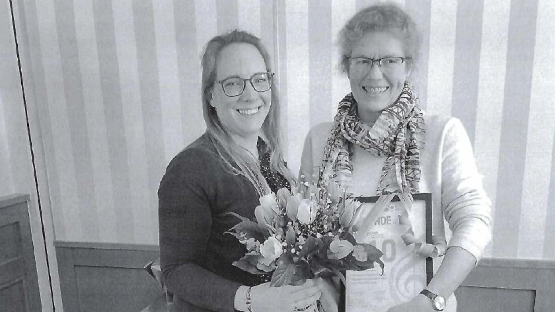 Ingrid Mahnken (rechts, Beauftragte für Kinder- und Jugendarbeit) freut sich über die Ehrung aus der Hand von Miriam Knoblauch (Erste Vorsitzende des KCV).