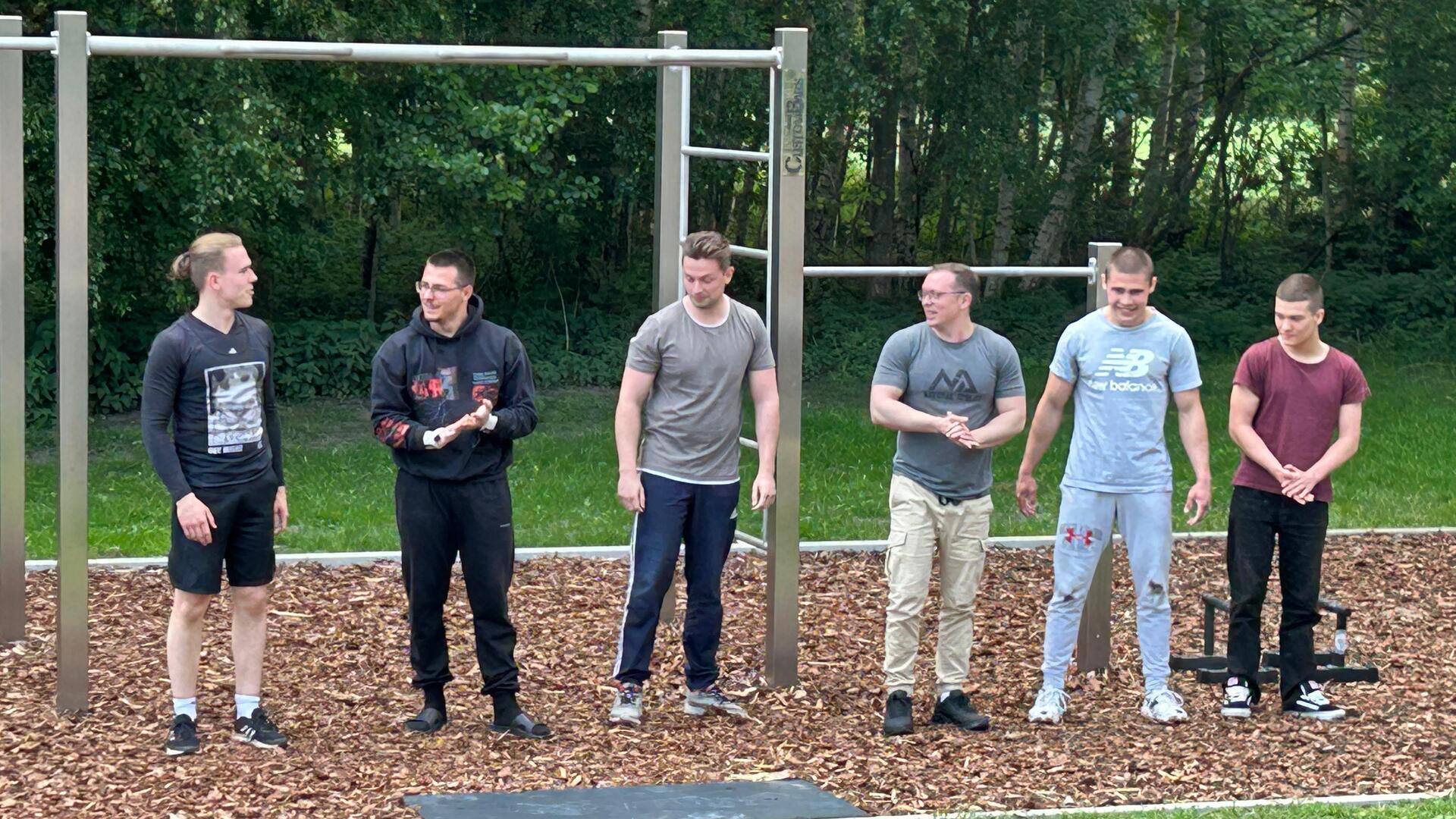 Initiator Birger Sindt (links) mit Freunden, die dankbar sind für den Calisthenics-Park in Selsingen.