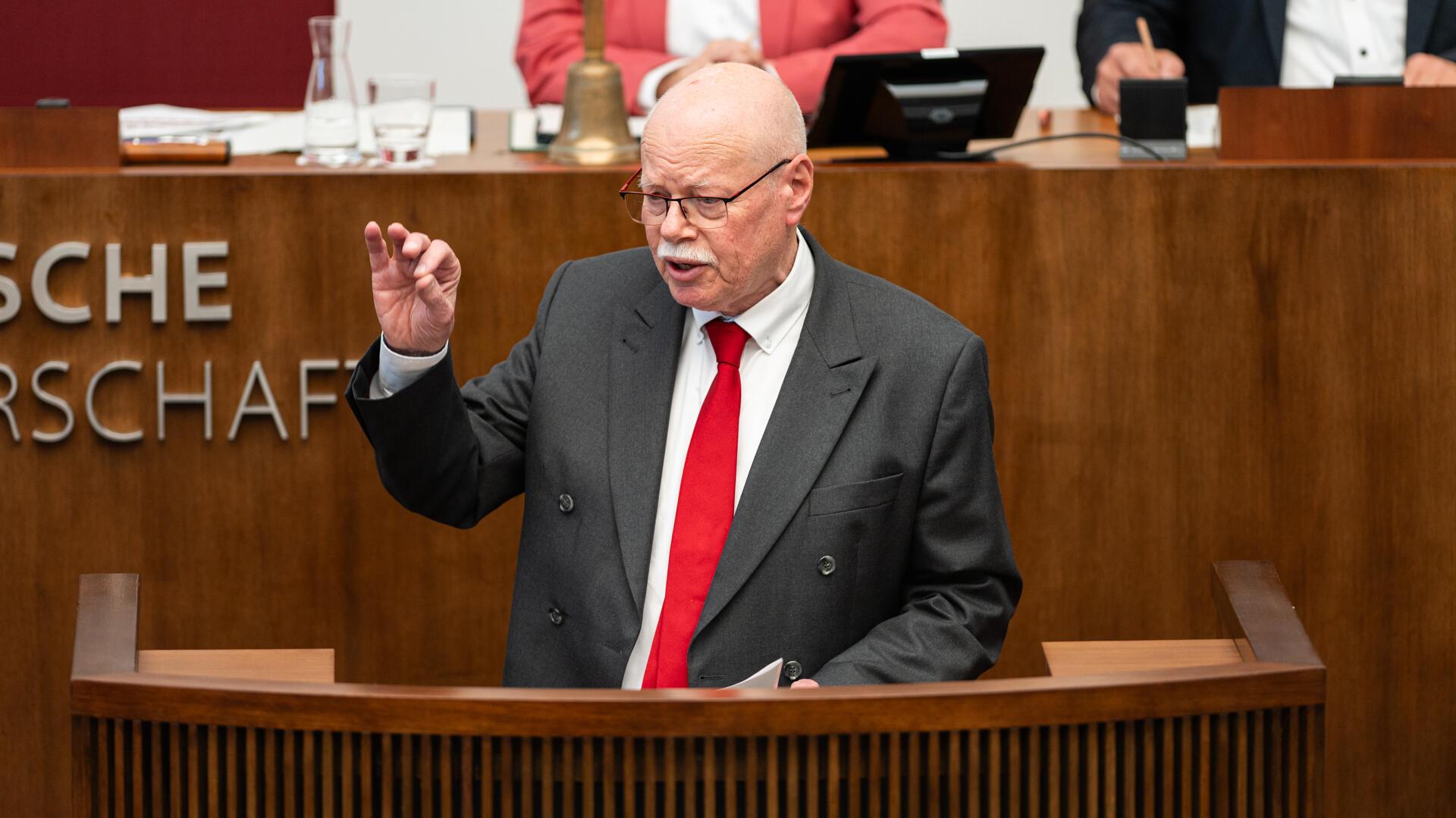 Innensenator Ulrich Mäurer sorgte in der Bürgerschaft für einen Eklat.