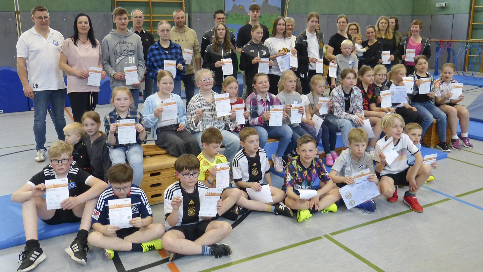 Insgesamt 56 Urkunden für das Absolvieren des Sportabzeichens konnten die Organisatoren des TSV Hönau-Lindorf verteilen.