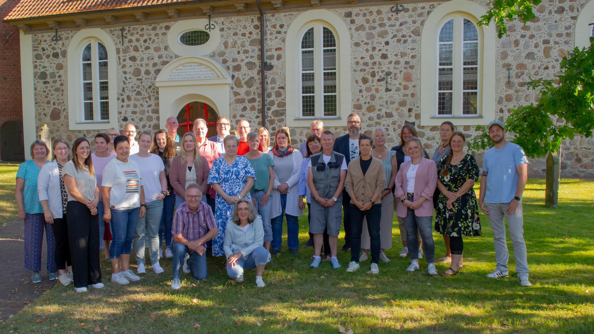 Insgesamt feiern bei der Lebenshilfe Bremervörde/Zeven in diesem Jahr 37 Mitarbeiterinnen und Mitarbeiter ihr Dienstjubiläum. In Selsingen ehrten ihre Leitungskräfte, der Betriebsrat, die Geschäftsführung sowie der Vorstand die anwesenden Jubilare.