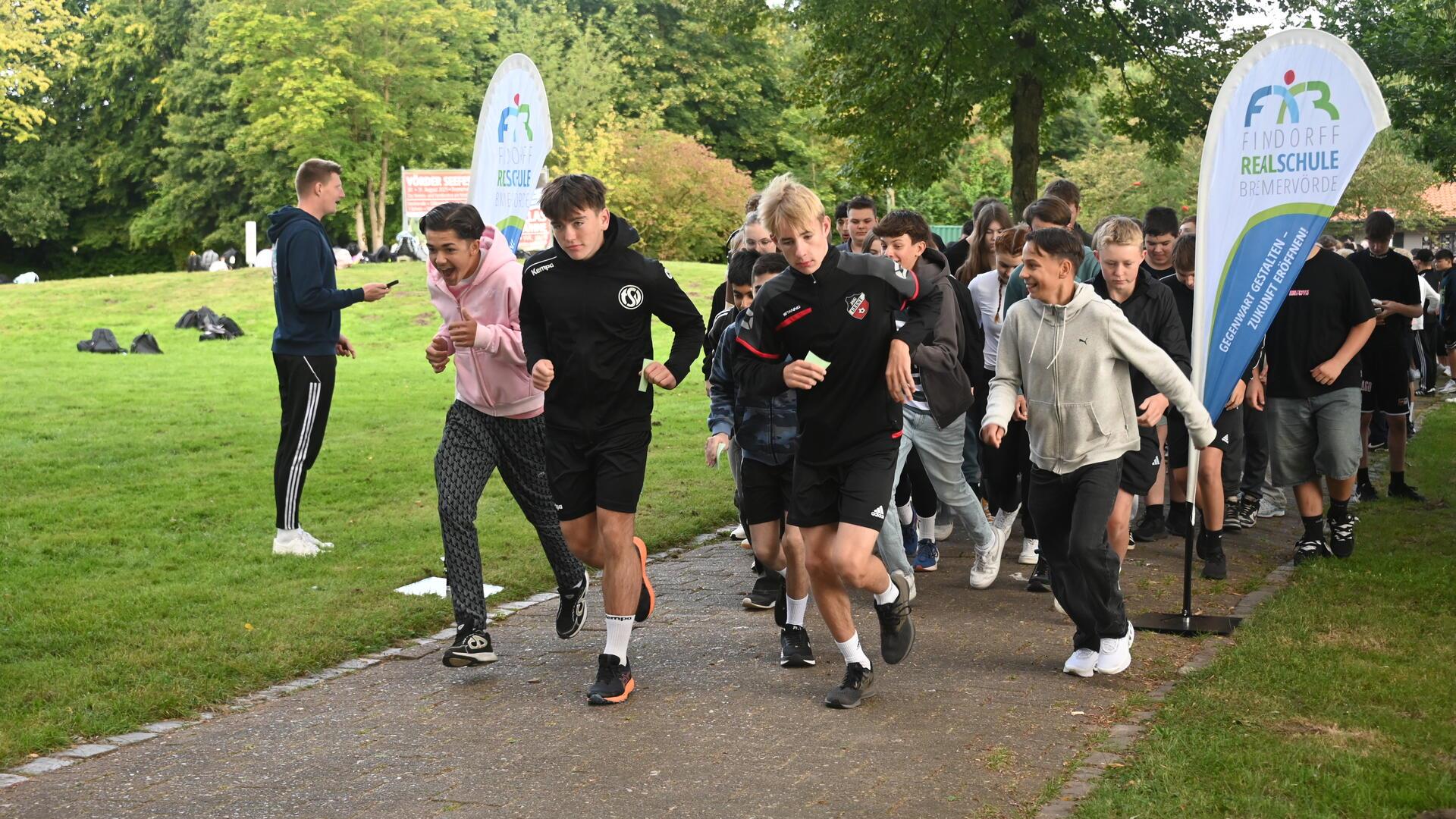 Insgesamt gingen gestern Vormittag rund 400 Schülerinnen und Schüler aus 15 Klassen der Bremervörder Findorff-Realschule an den Start.