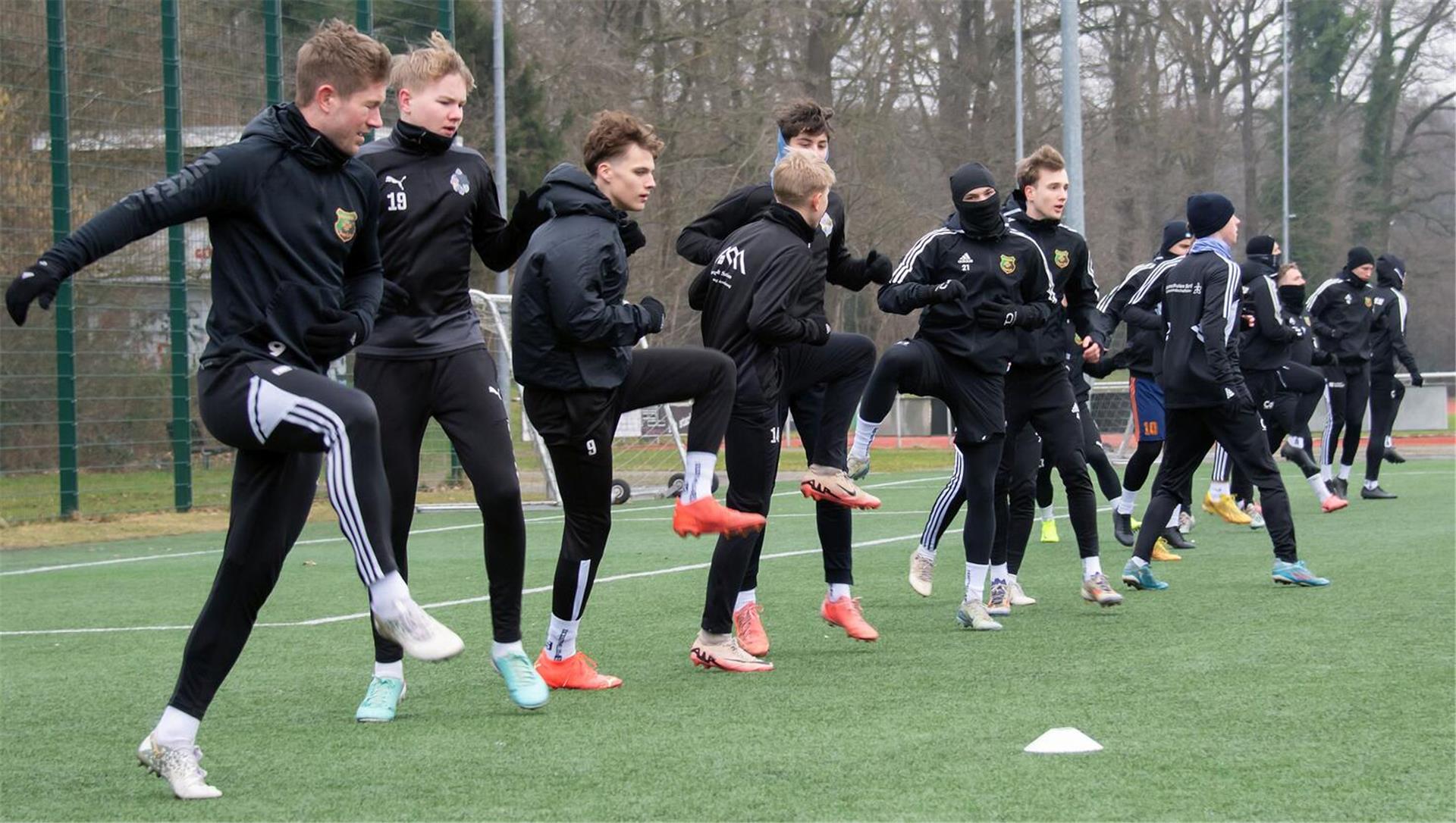 Intensive Aufwärmübungen gehörten beim Trainingslager in Westerstede zum festen Programm des Trainerteams um Coach Robin Cordes.