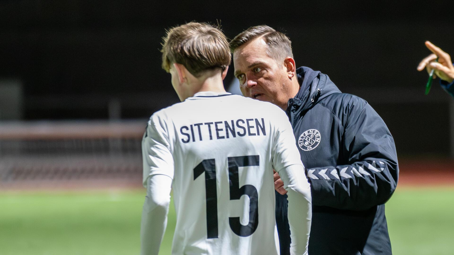 Interimstrainer Adrian Timmermann – hier mit Anweisungen für Lenny Ahlbrecht während des Spiels gegen Wolfsburg – wollen bis zum Winter noch alles geben in der Niedersachsenliga.