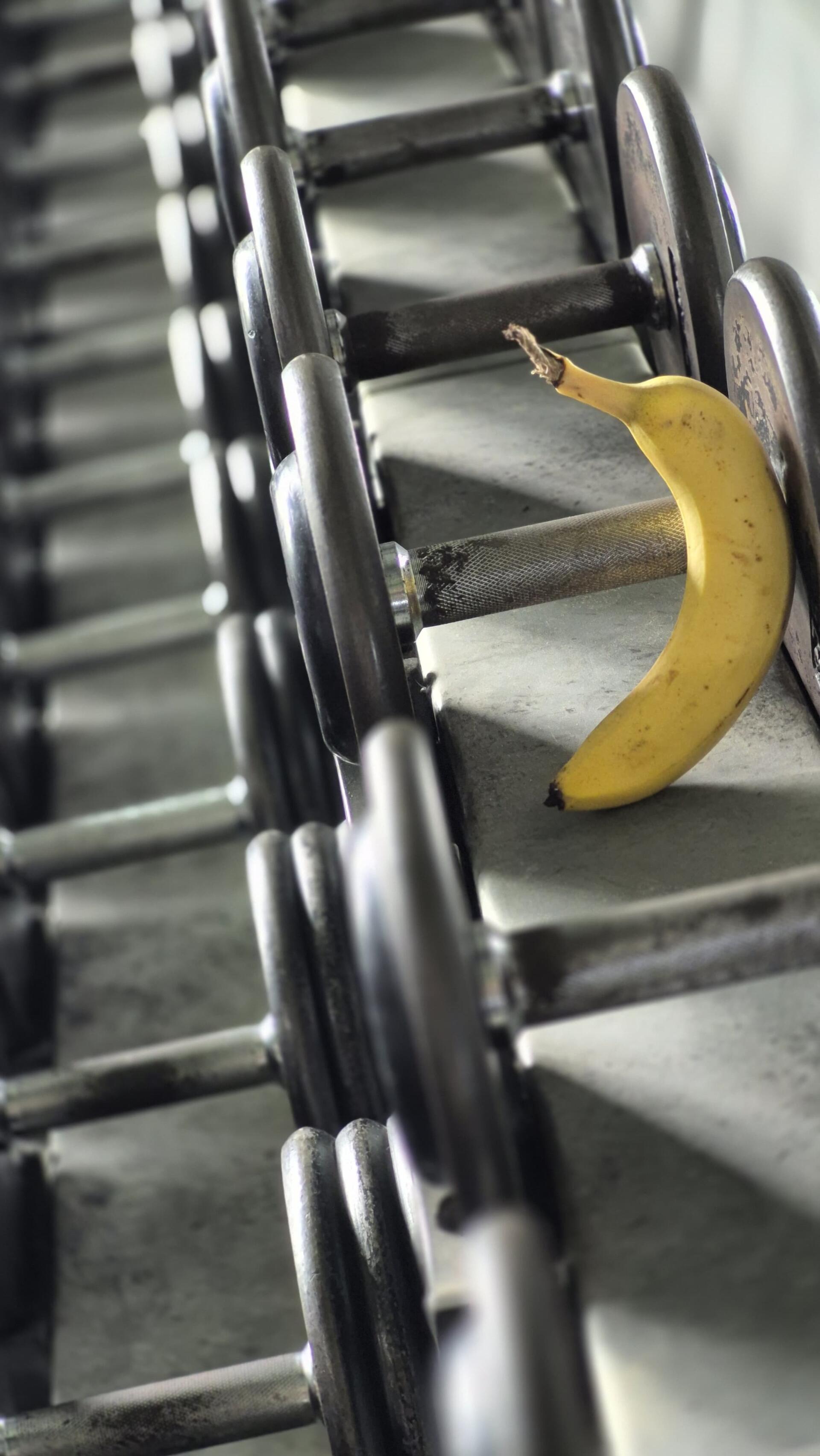 Eine Banane mit Kurzhanteln.