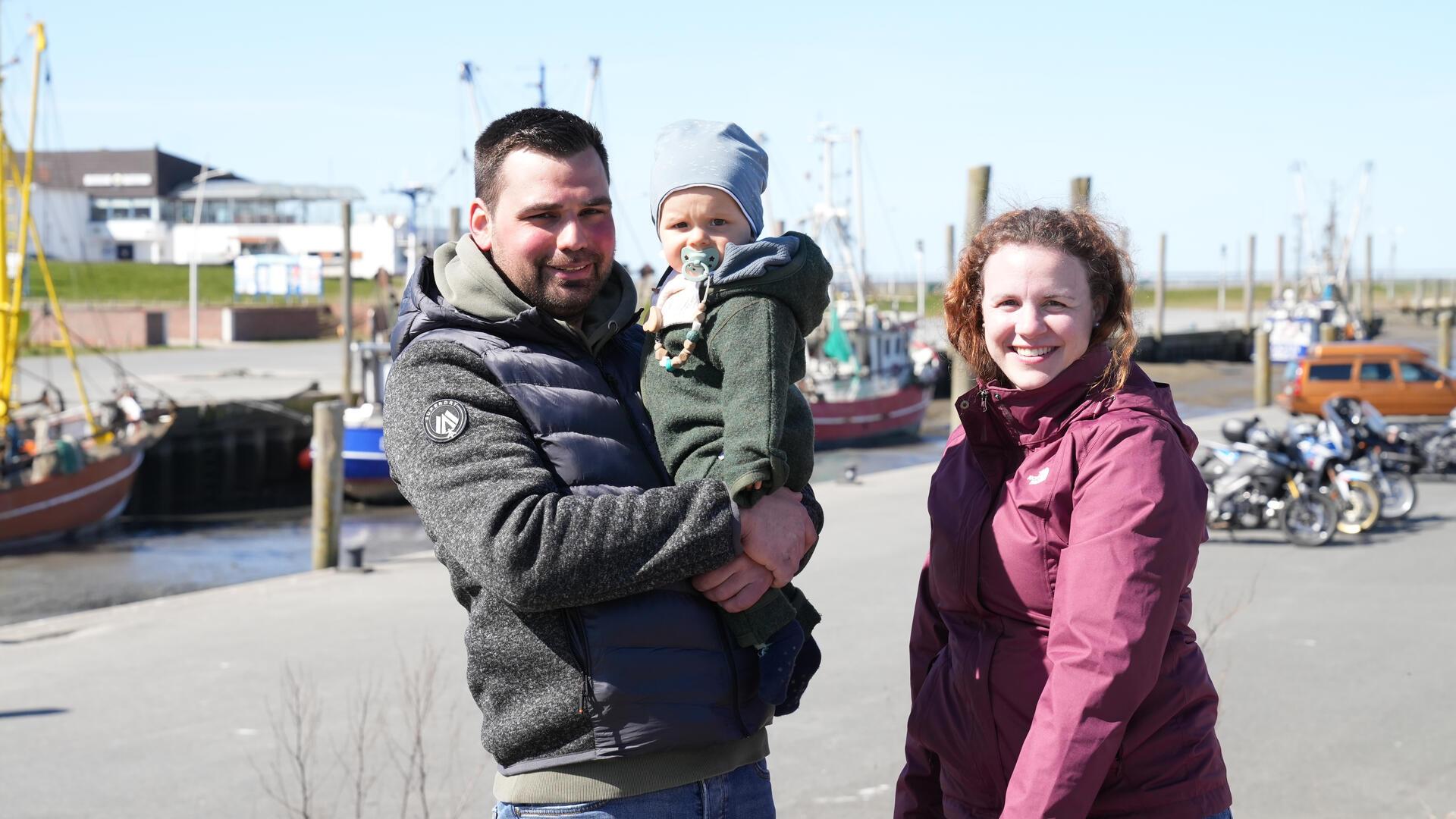 Isabell Kröger mit Philipp Moll mit Söhnchen Ben aus Soest am Kutterhafen in Dorum-Neufeld