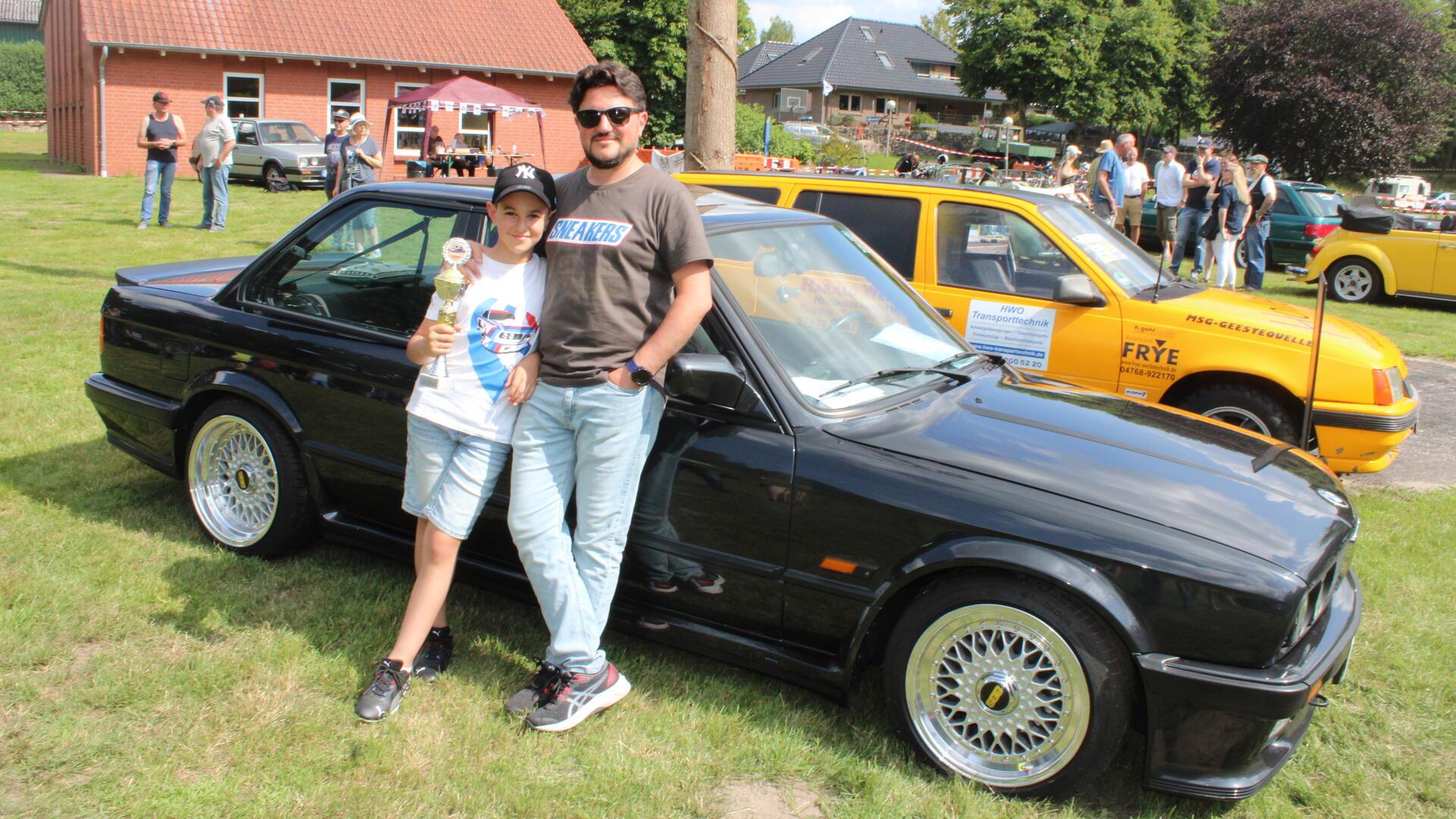 Große und kleine Autofans ganz entspannt beim Wehdeler Oldtimer-Treffen. 