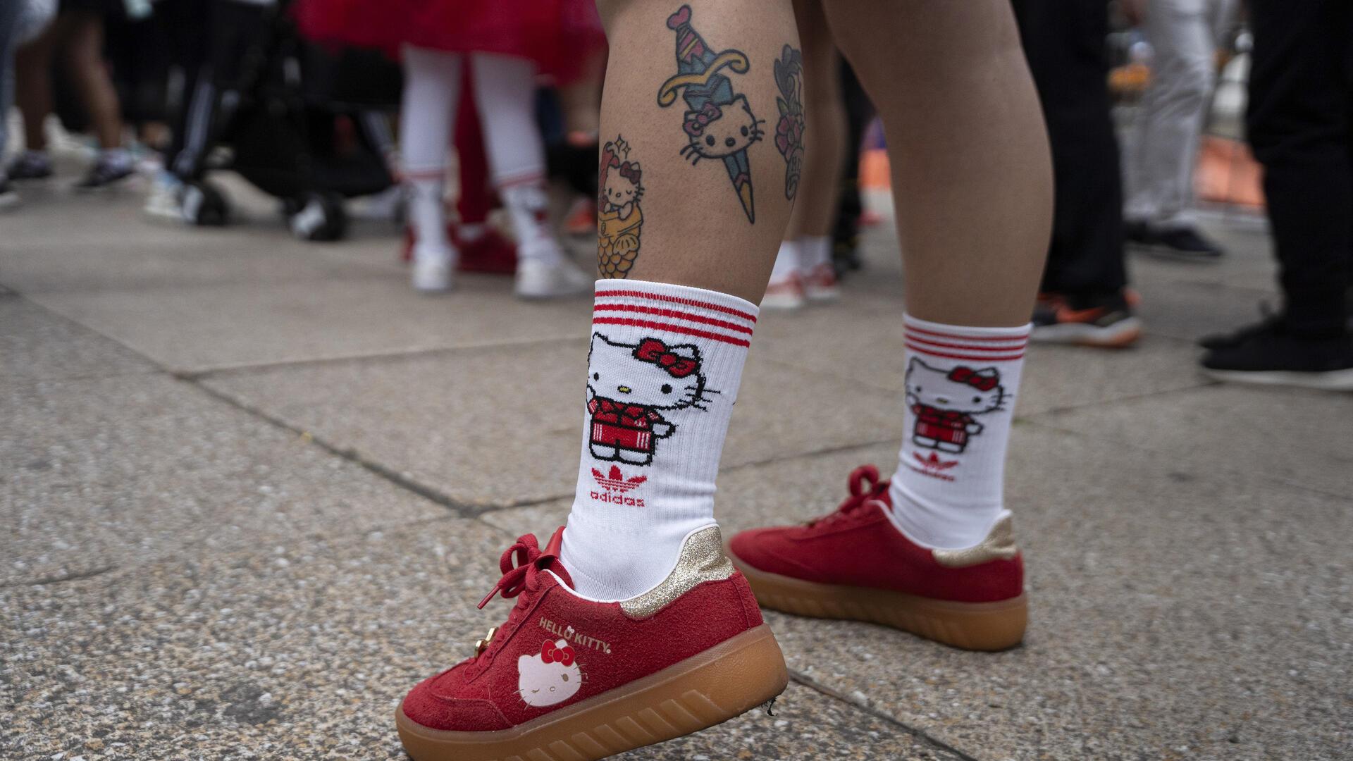 Tattoos im Gesicht: Warum Abrüstung besser wäre Ein Bein mit Tattoo.