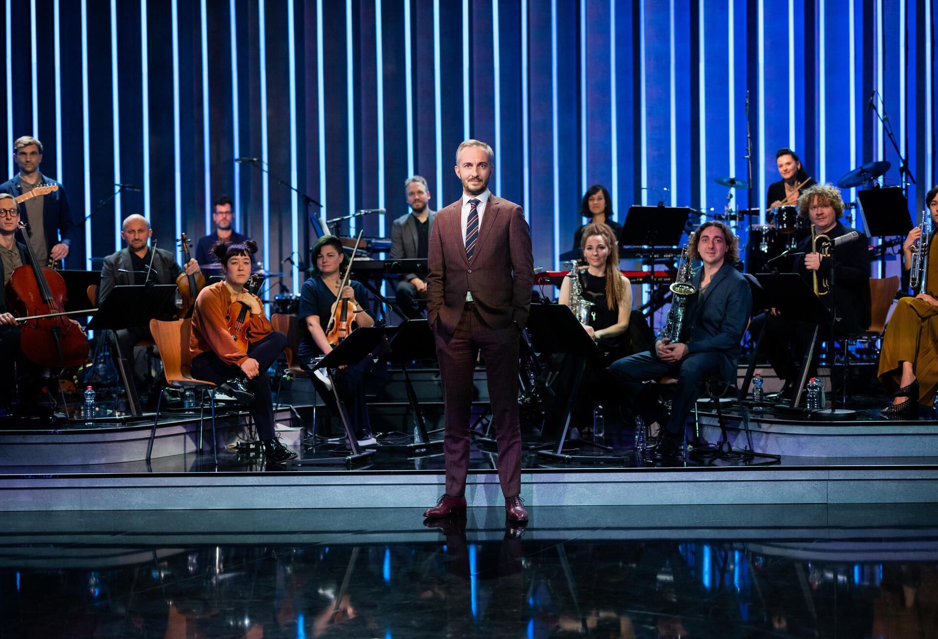 Jan Böhmermann, Moderator, steht im Anschluss an seine Late-Night-Show „ZDF Magazin Royal“ vor seinem Orchester, dem Rundfunk-Tanzorchester Ehrenfeld.