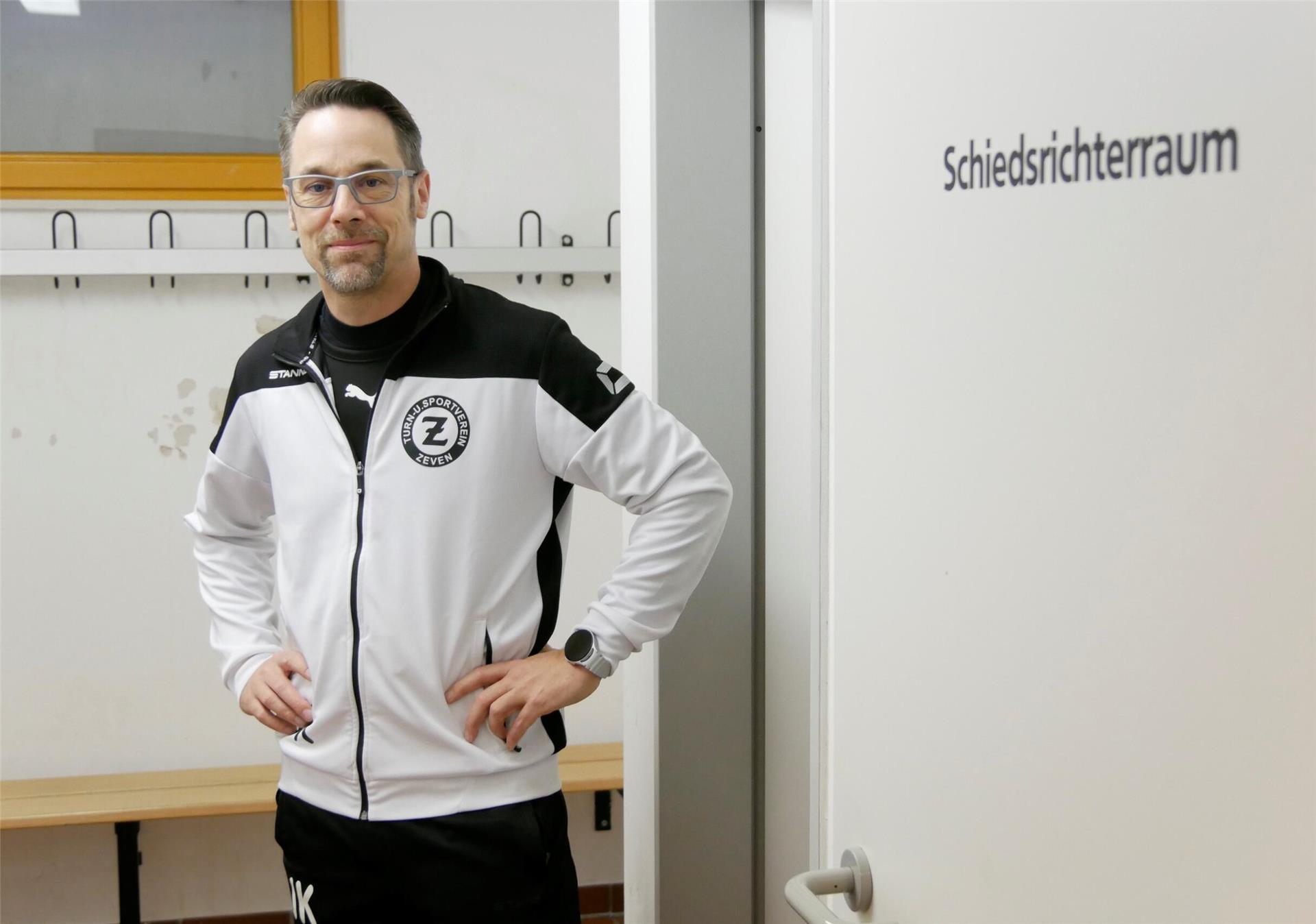 Jan Koziol vom TuS Zeven zeigt die Schiedsrichterkabine des Vereins. Sie ist abschließbar und hat eine eigene Dusche.