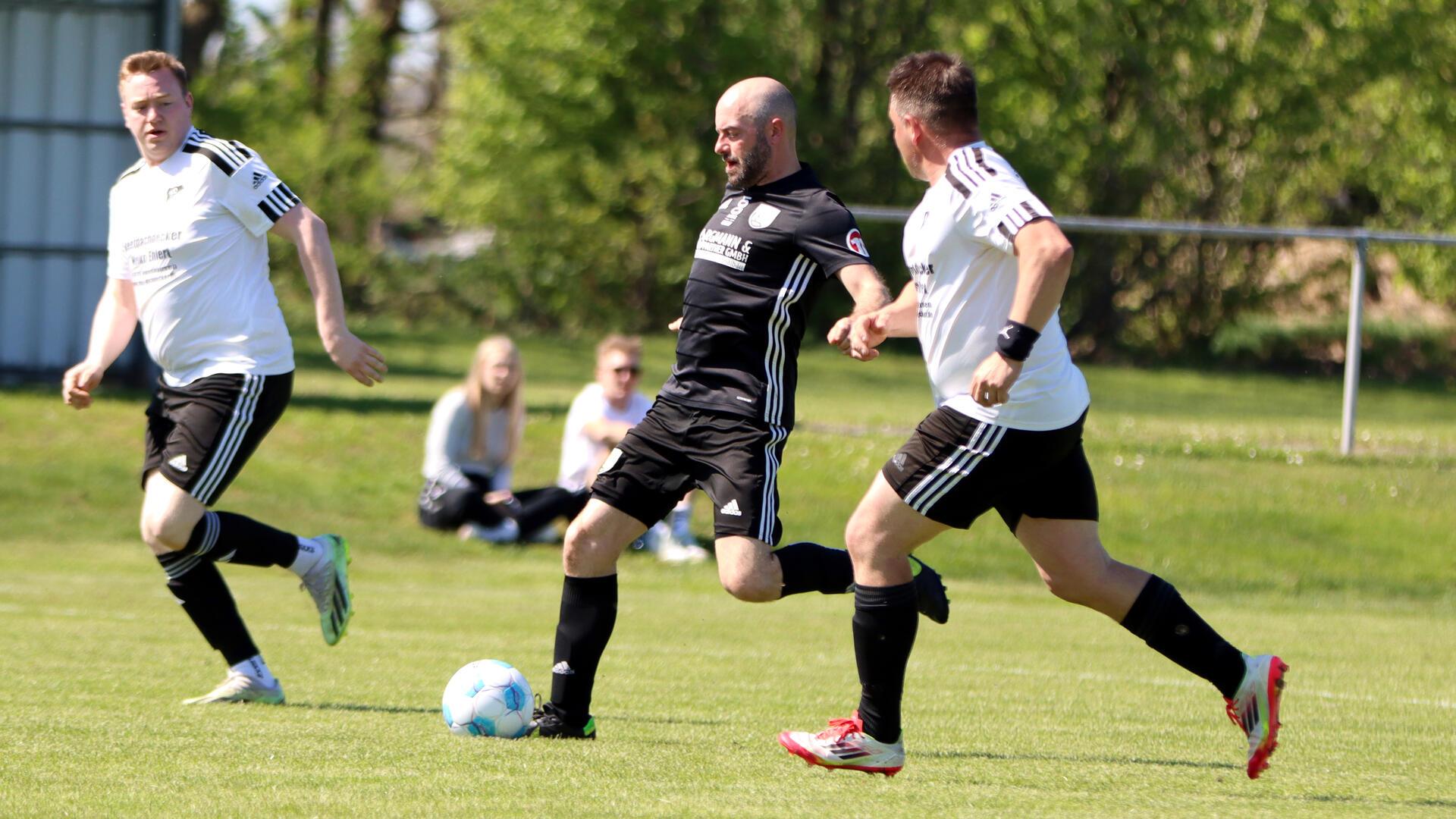 Jan Peper treibt das Leder für den TSV Bevern II nach vorn. Sein Team schlug am Sonntag den SV Ippensen II mit 3:1.