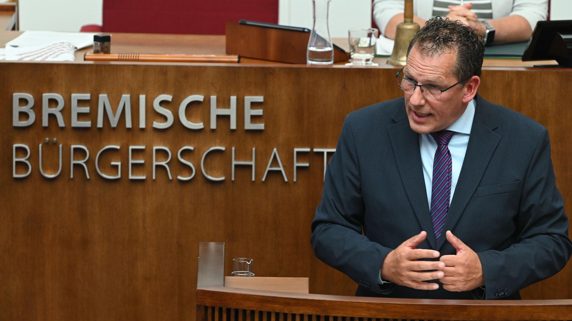 Mann am Rednerpult.