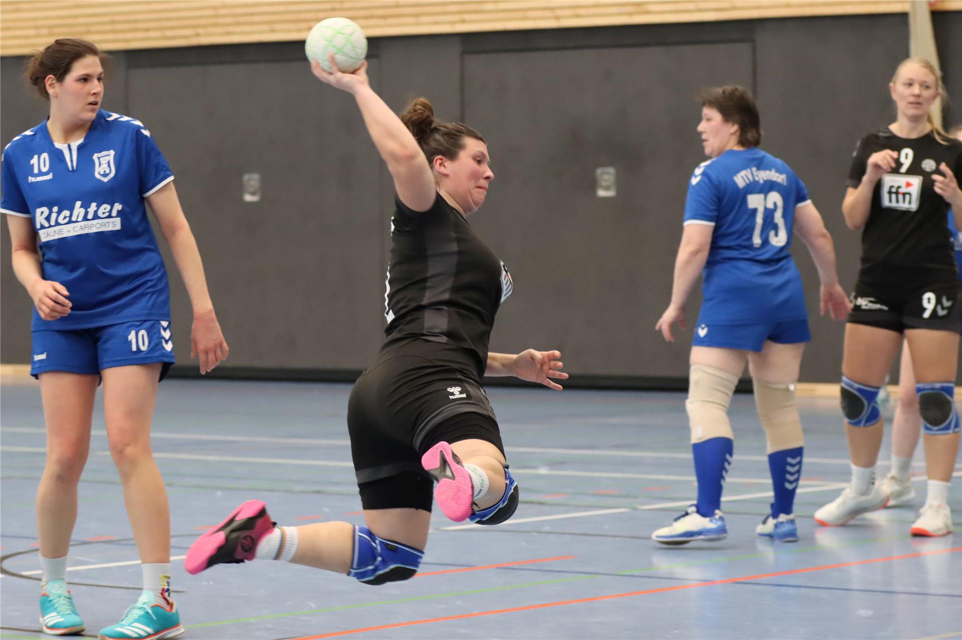 Janine Algie fliegt in den Strafraum der Gäste und erzielt eines ihrer fünf Tore zum klaren Sieg des VfL Sittensen.